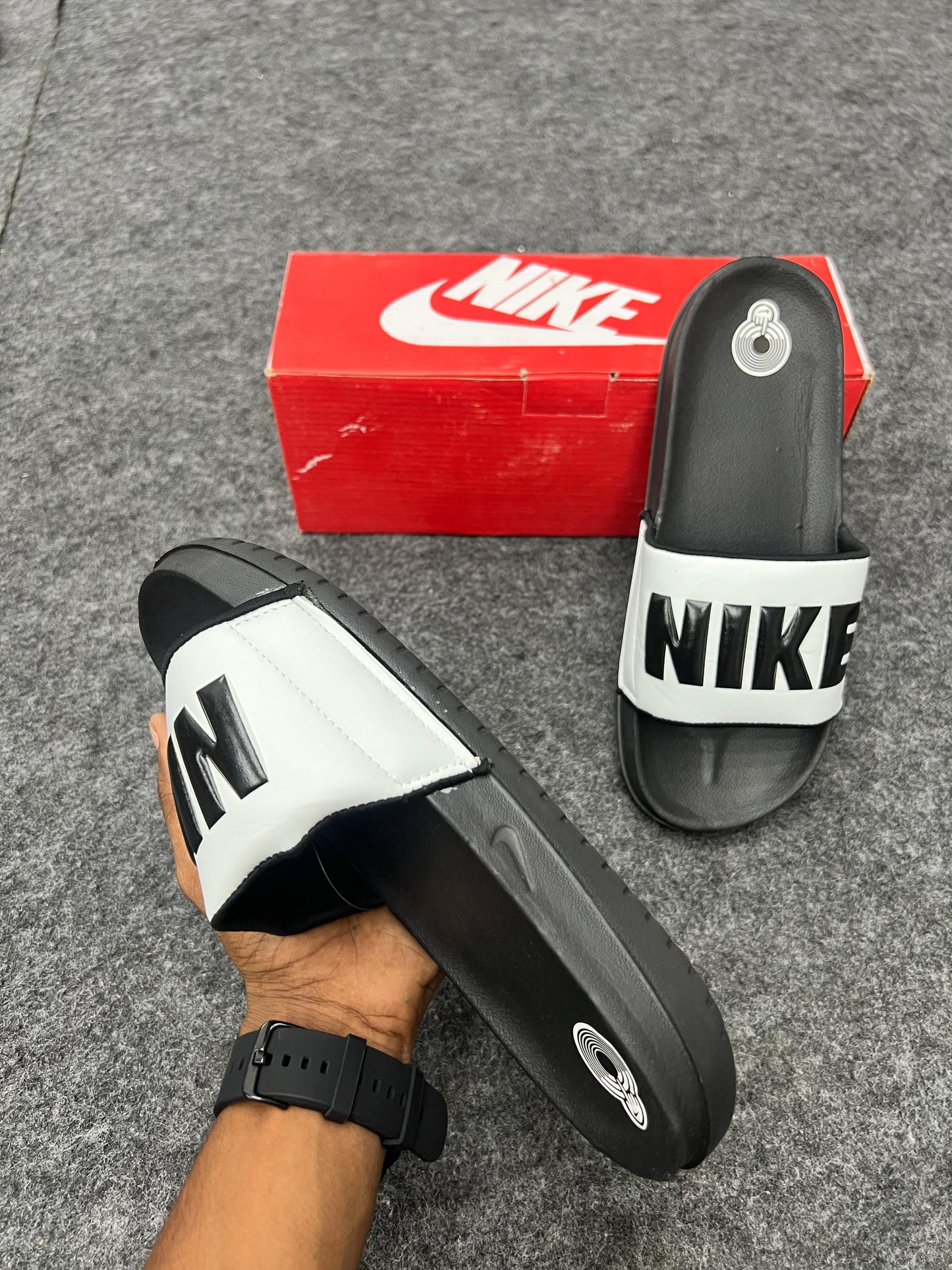 OFFCOURT NIKE WHITE & BLACK SLIDES