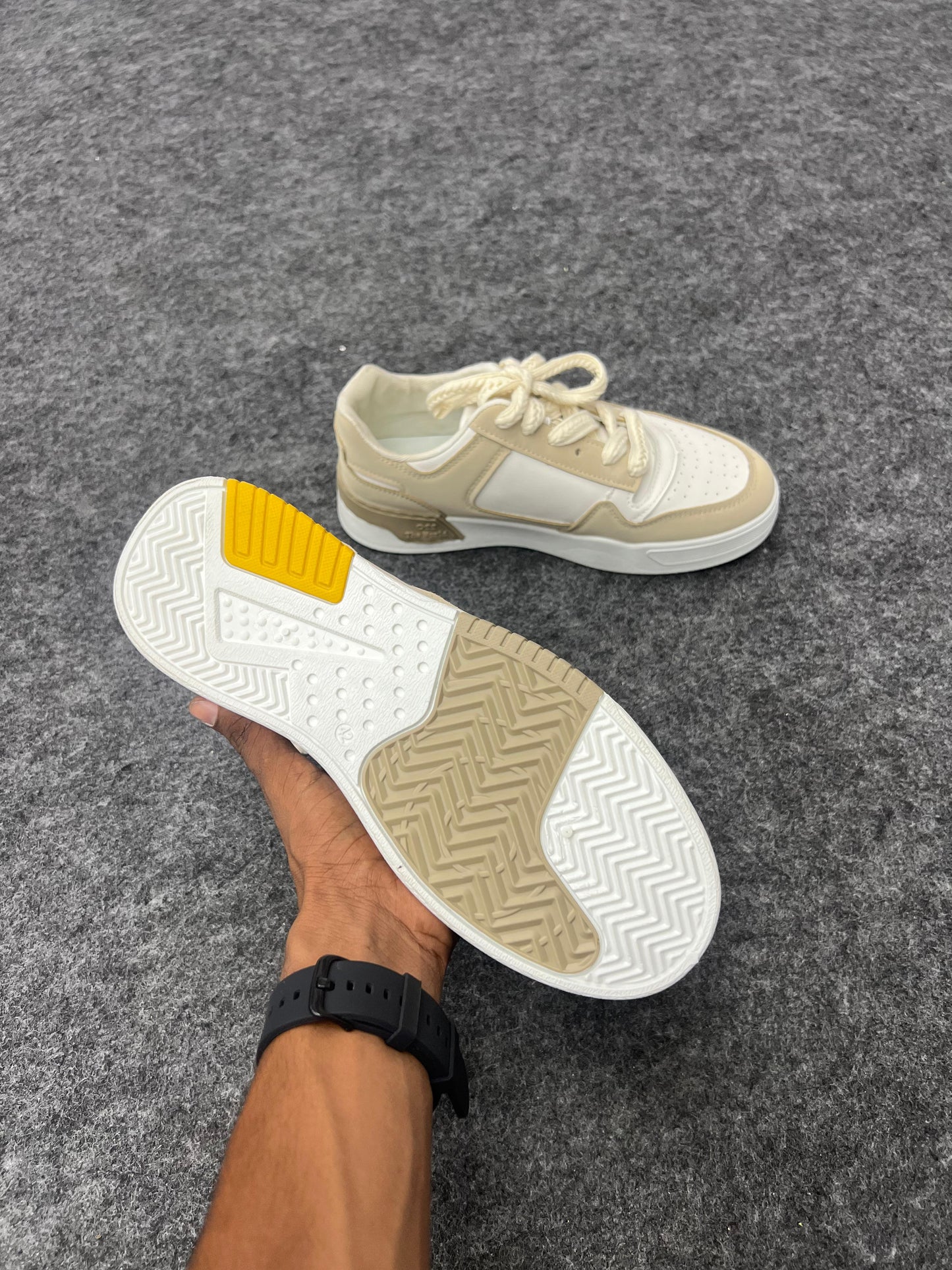 WHITE AND BEGIE SNEKERS