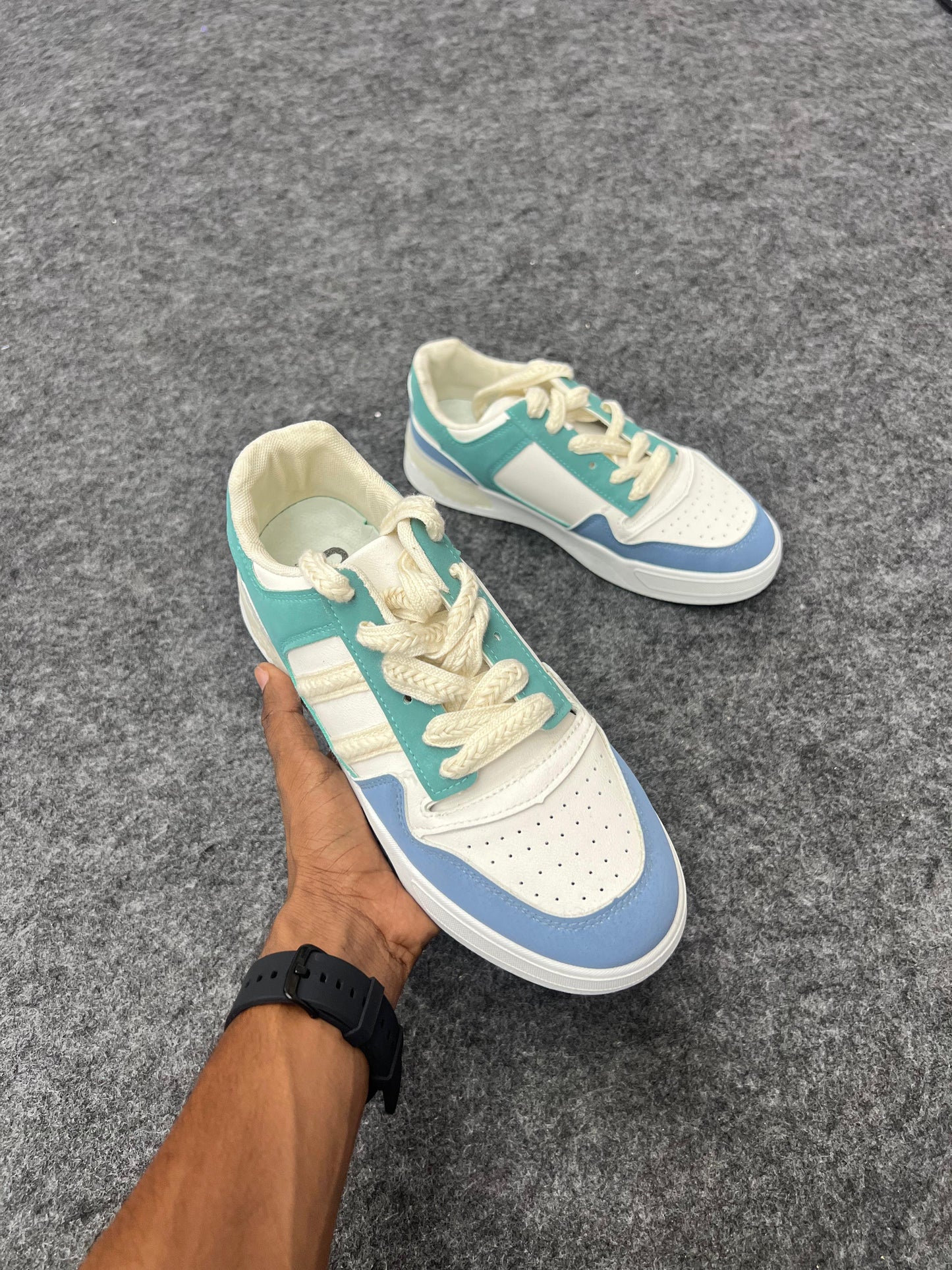 PASTEL GREEN AND WHITE SNEKERS