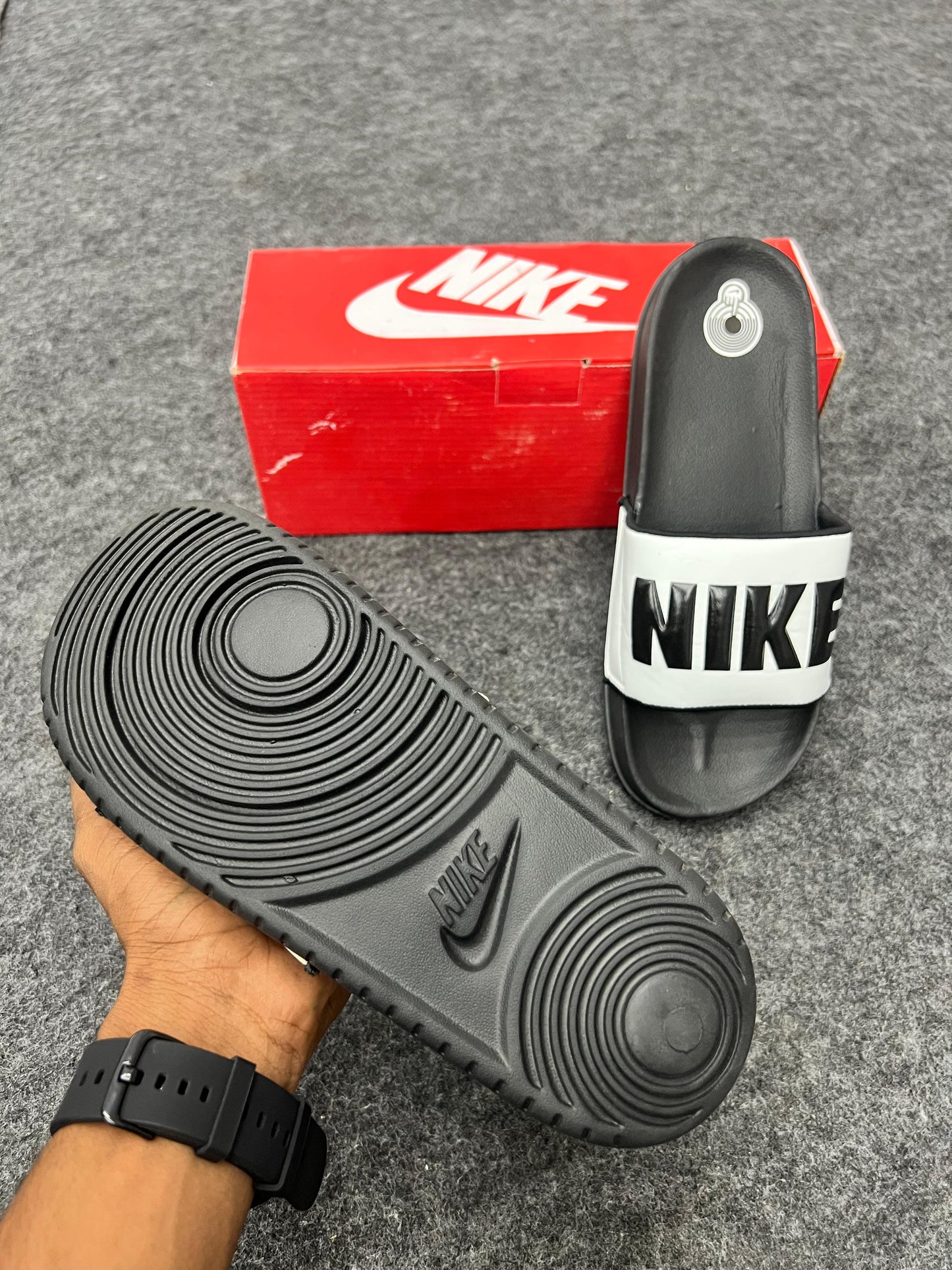 OFFCOURT NIKE WHITE & BLACK SLIDES