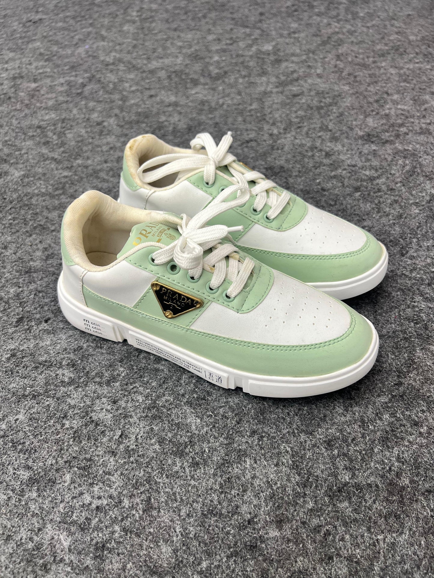 LIGHT GREEN AND WHITE SNEKERS