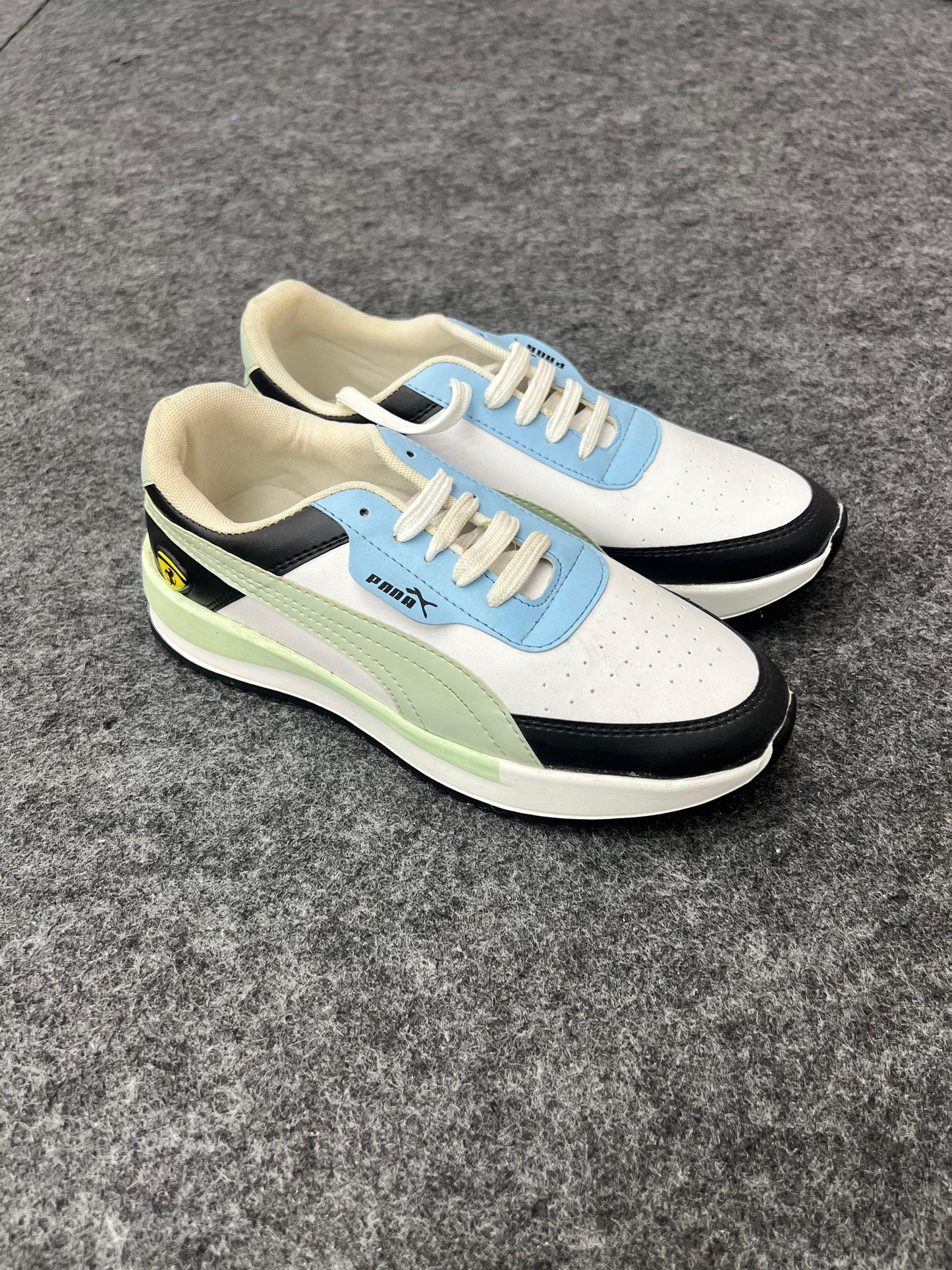 WHITE & LIGHT BLUE SNELKERS