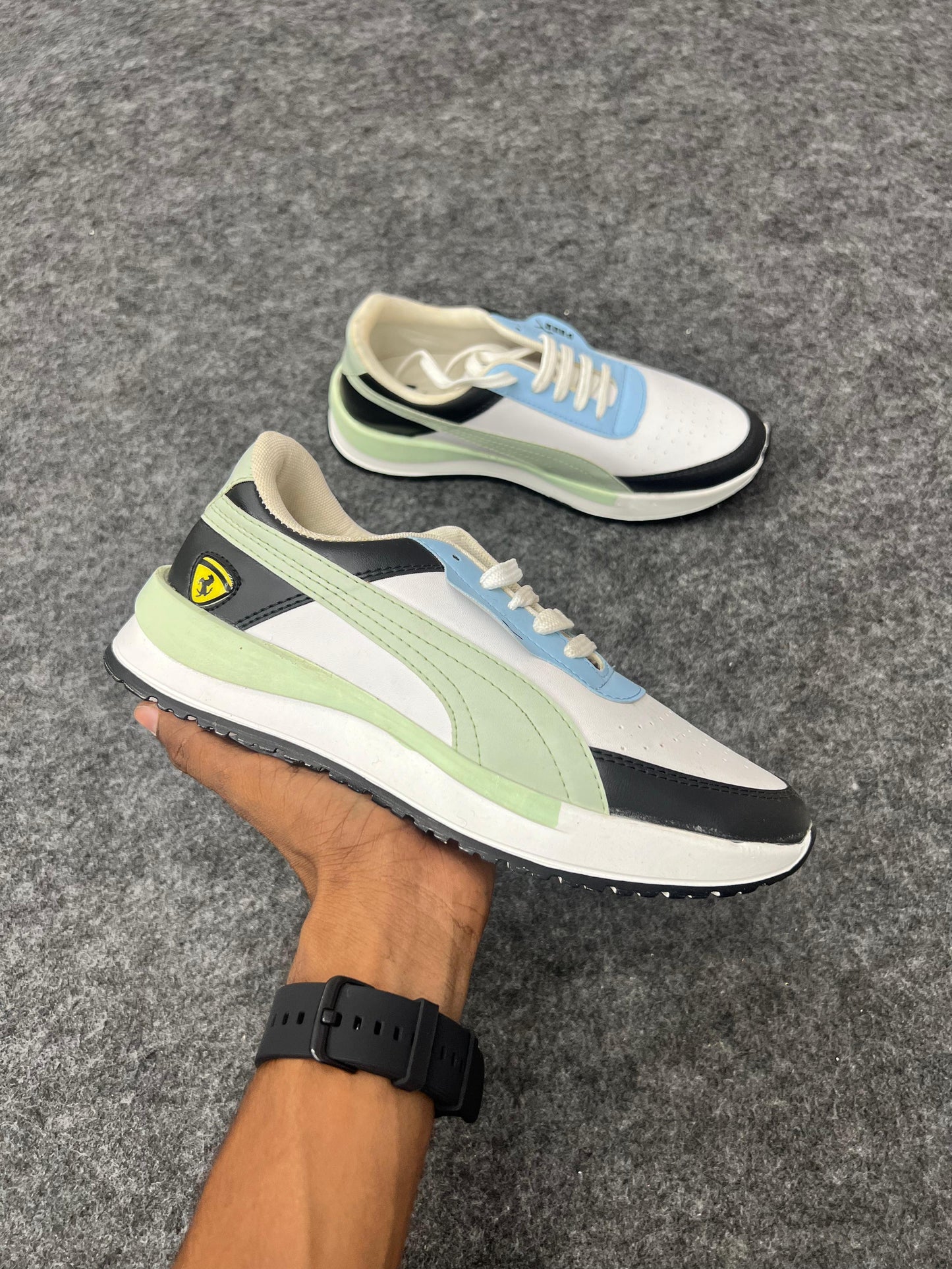 WHITE & LIGHT BLUE SNELKERS