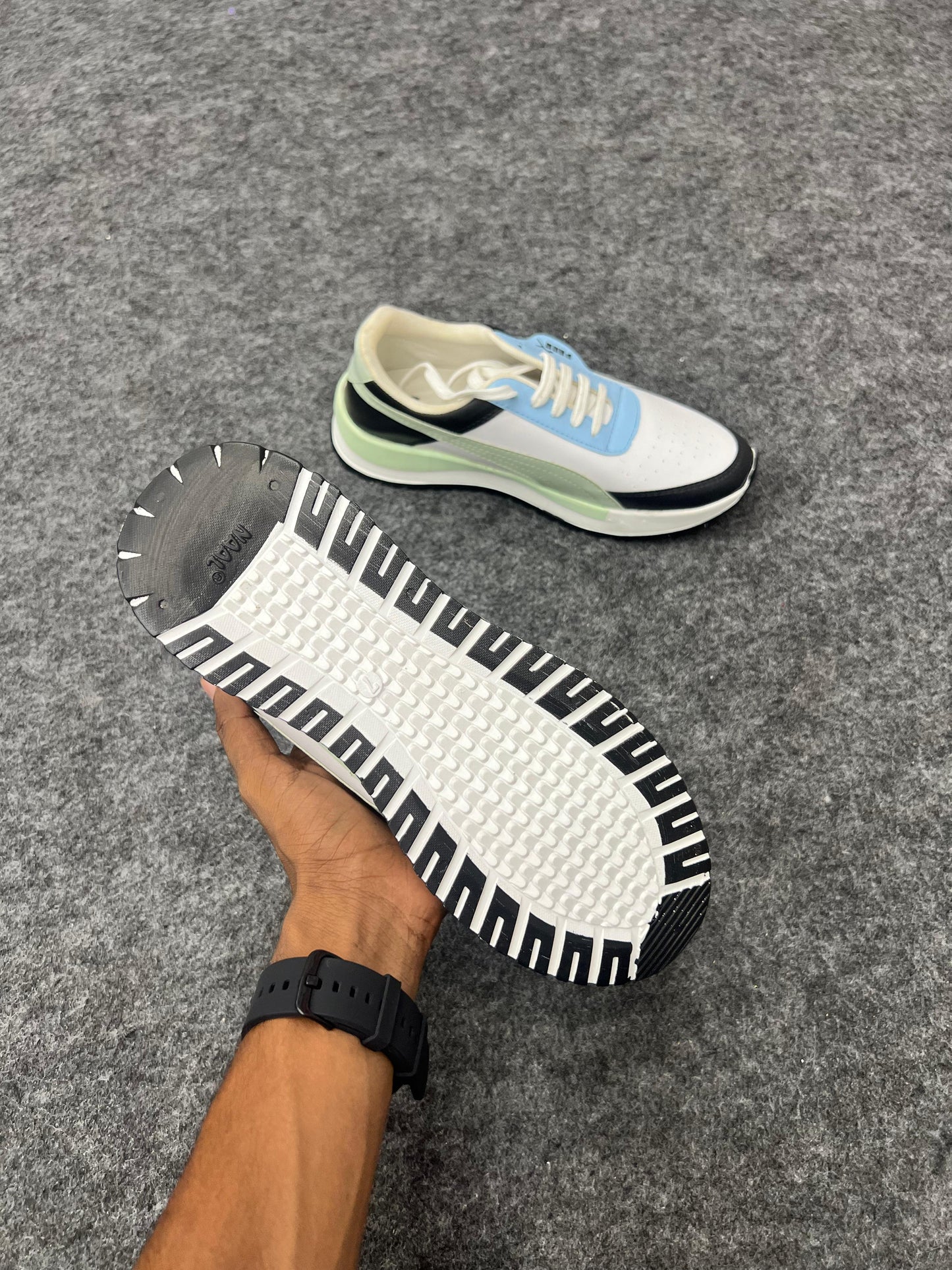 WHITE & LIGHT BLUE SNELKERS
