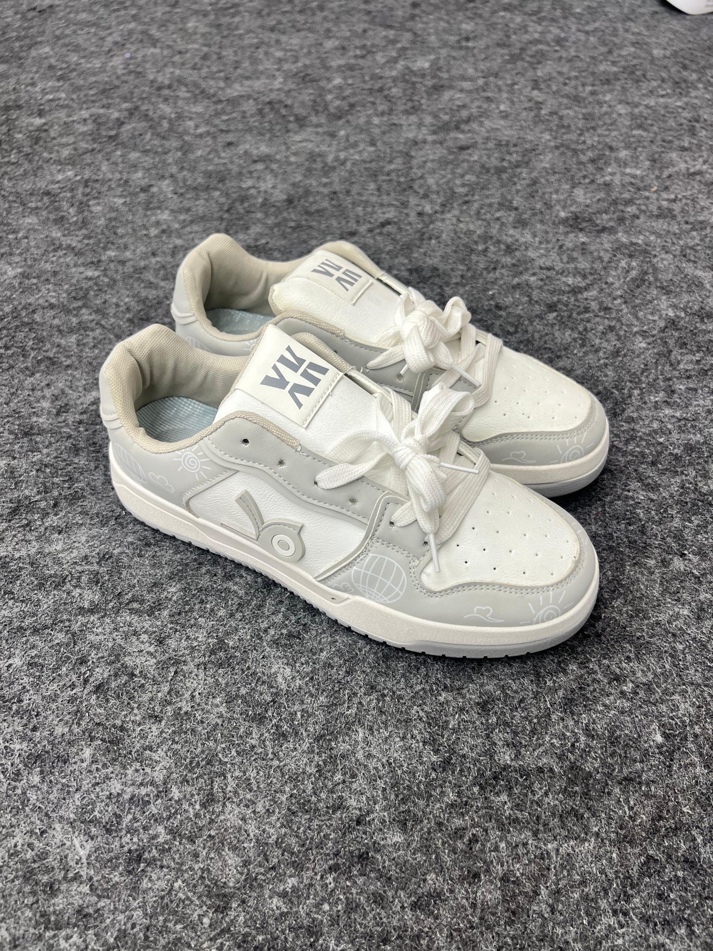WHITE AND GREY SNEKERS799