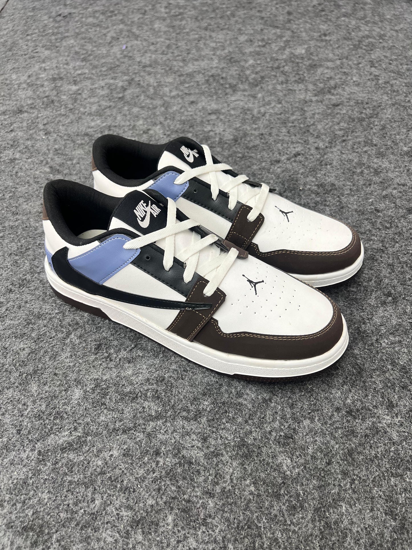 BROWN AND WHITE LOW TOP SNEKERS