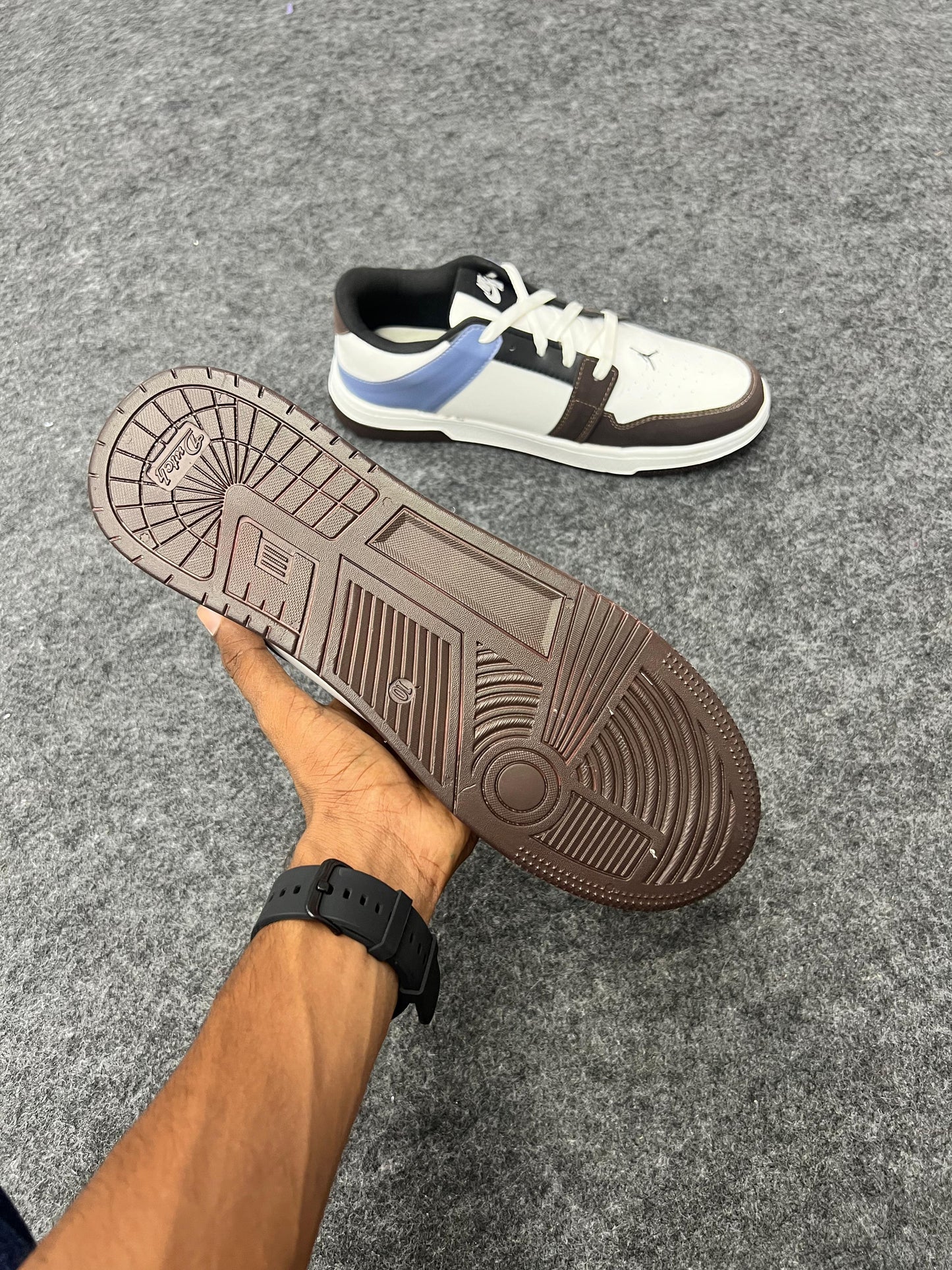 BROWN AND WHITE LOW TOP SNEKERS