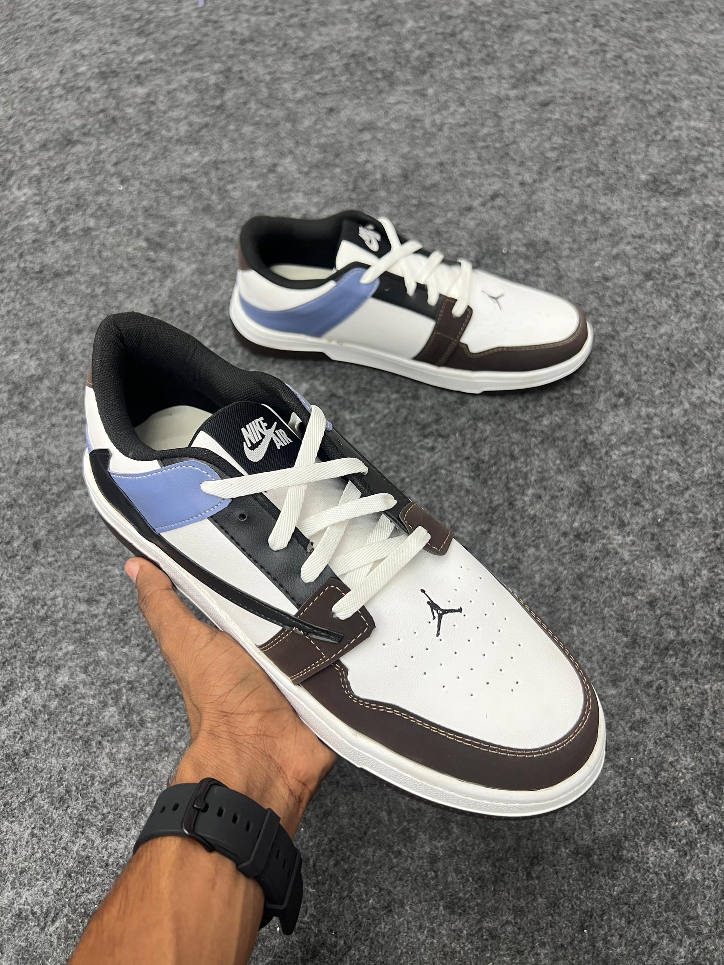 BROWN AND WHITE LOW TOP SNEKERS