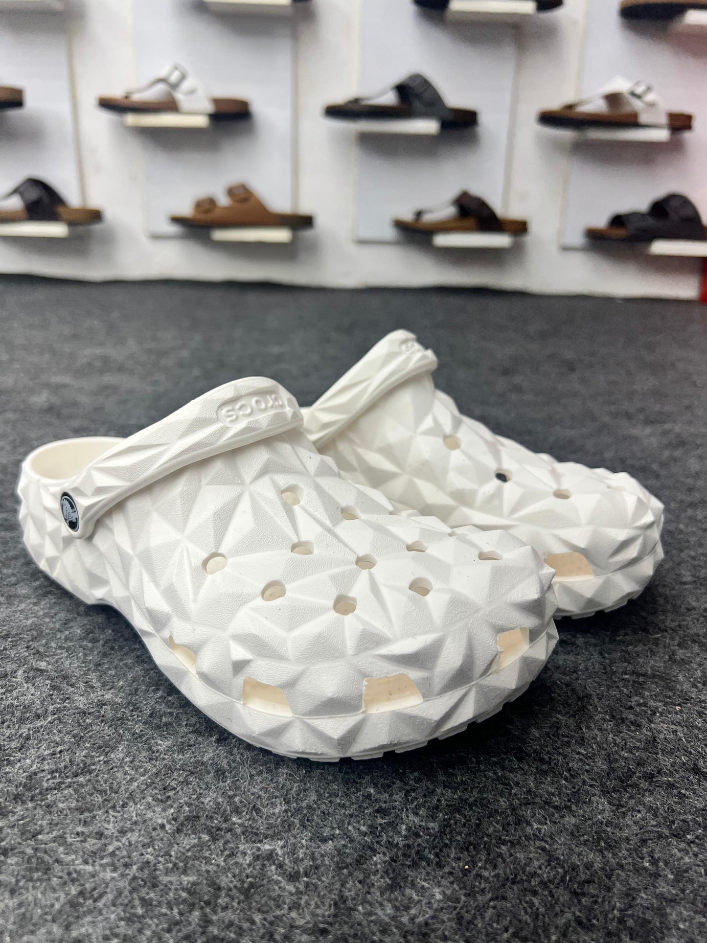 WHITE ECHO CLOG BY GEOMETRIC 3D-TEXTURED CROCS