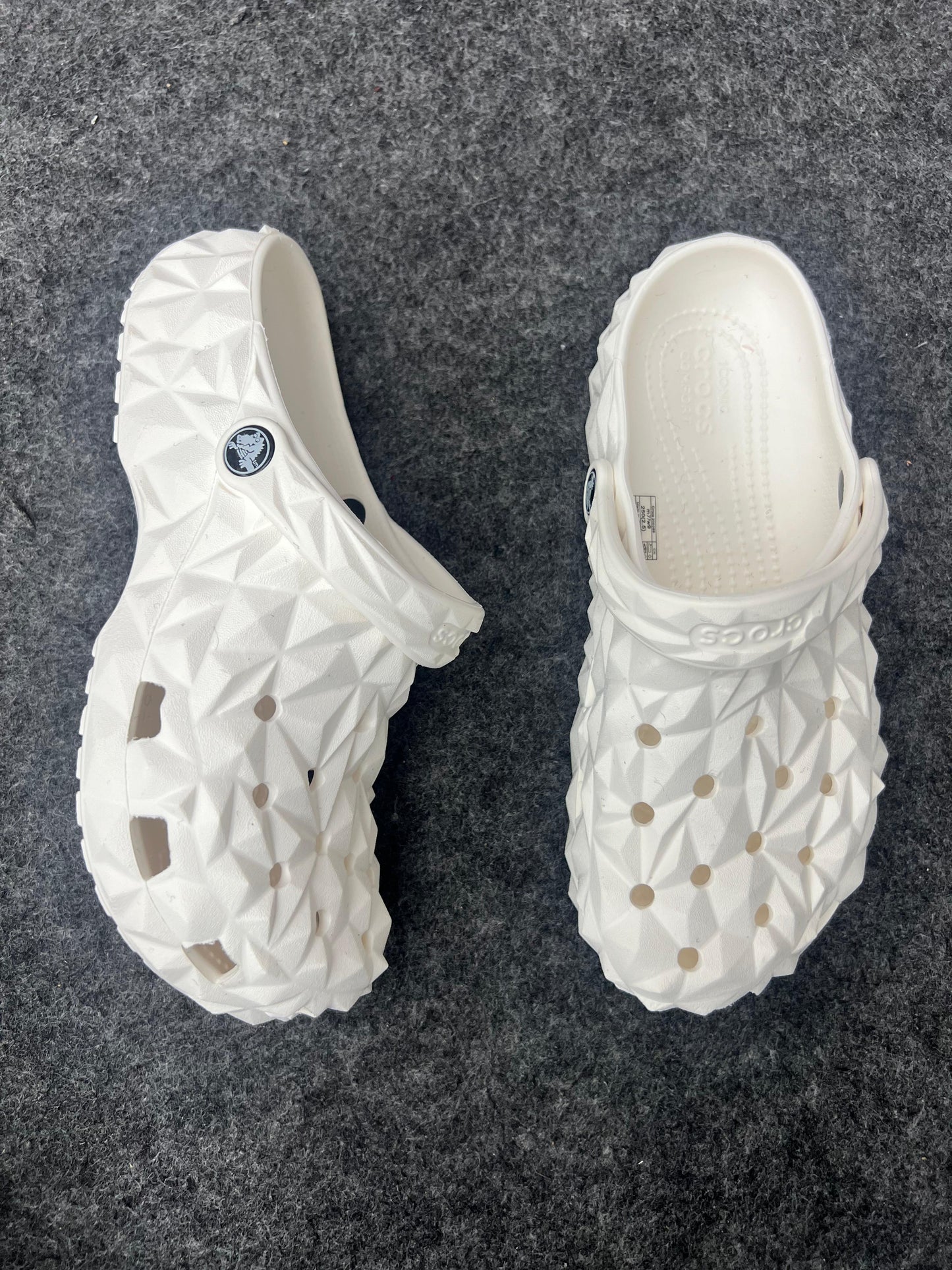 WHITE ECHO CLOG BY GEOMETRIC 3D-TEXTURED CROCS