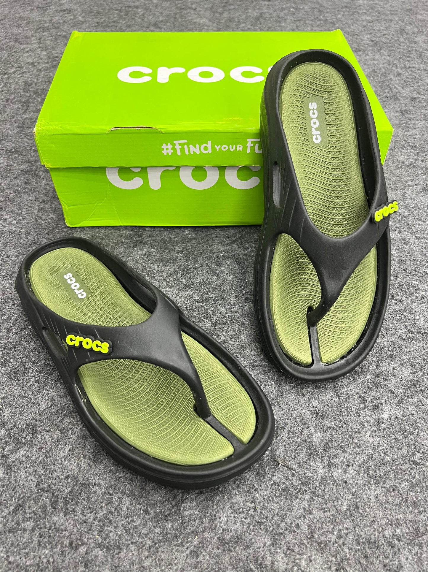 OLIVE GREEN CROCS FLIP FLOP SLIPPERS