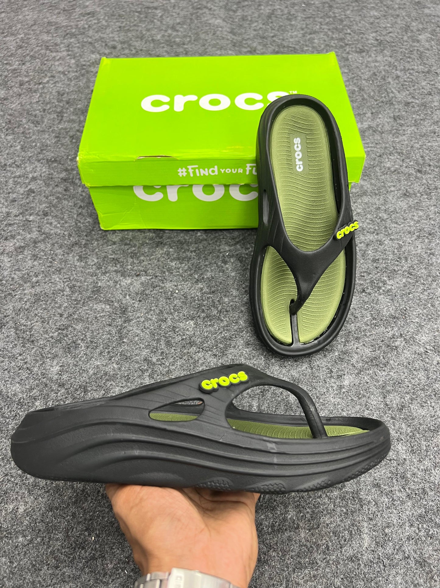 OLIVE GREEN CROCS FLIP FLOP SLIPPERS