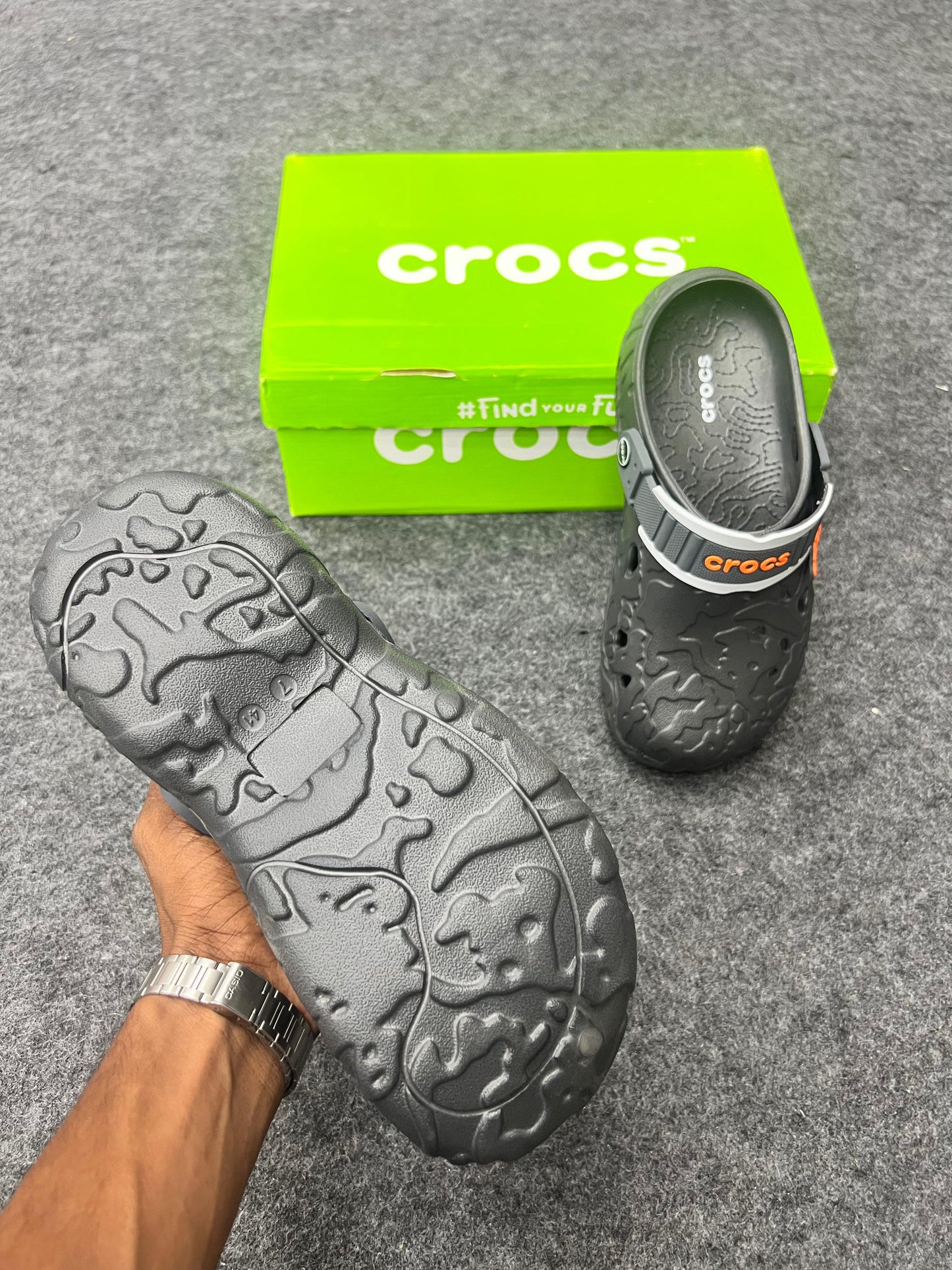BLACK TEXTURED CROCS