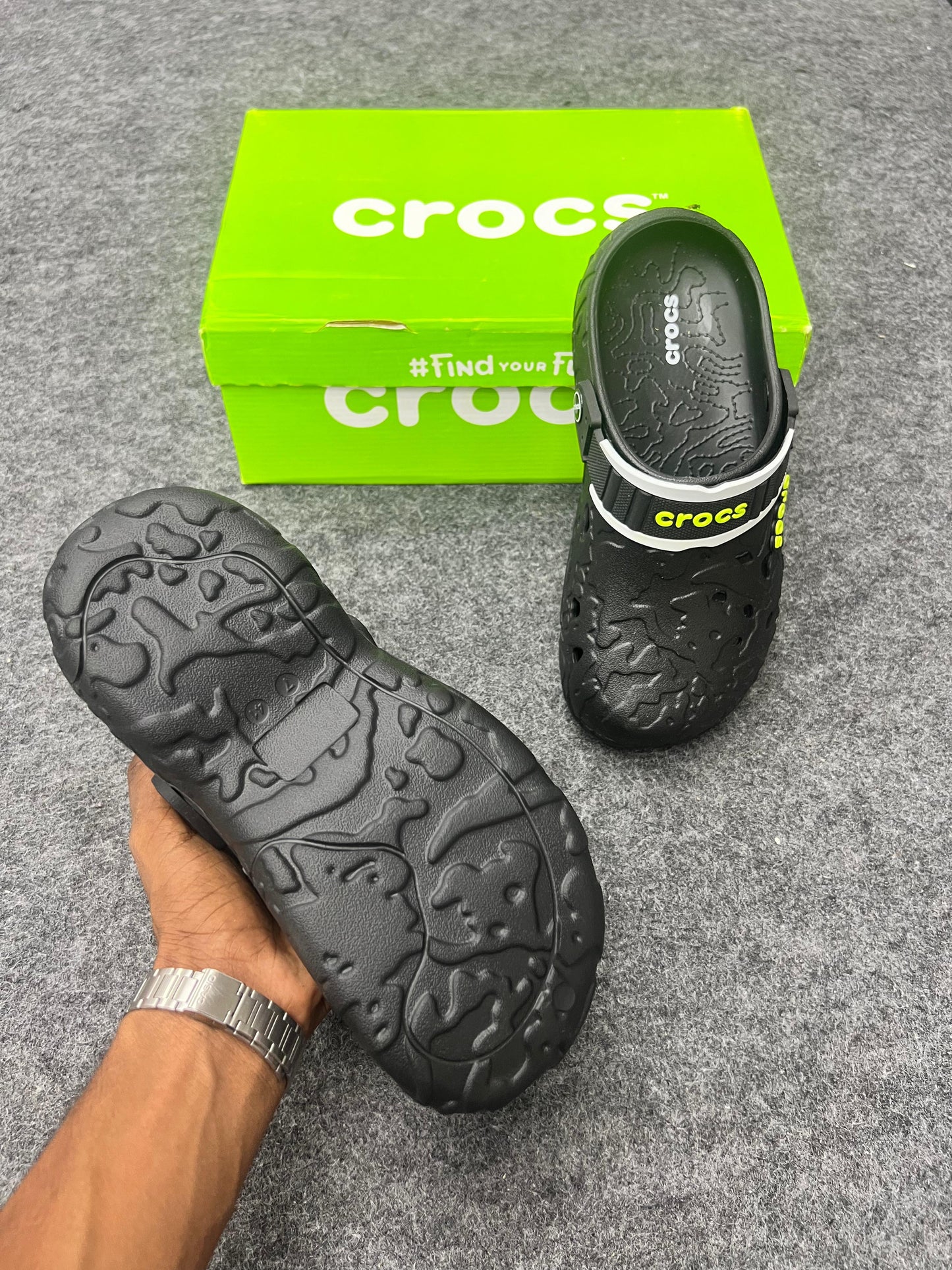 BLACK TEXTURED CROCS CLOGS
