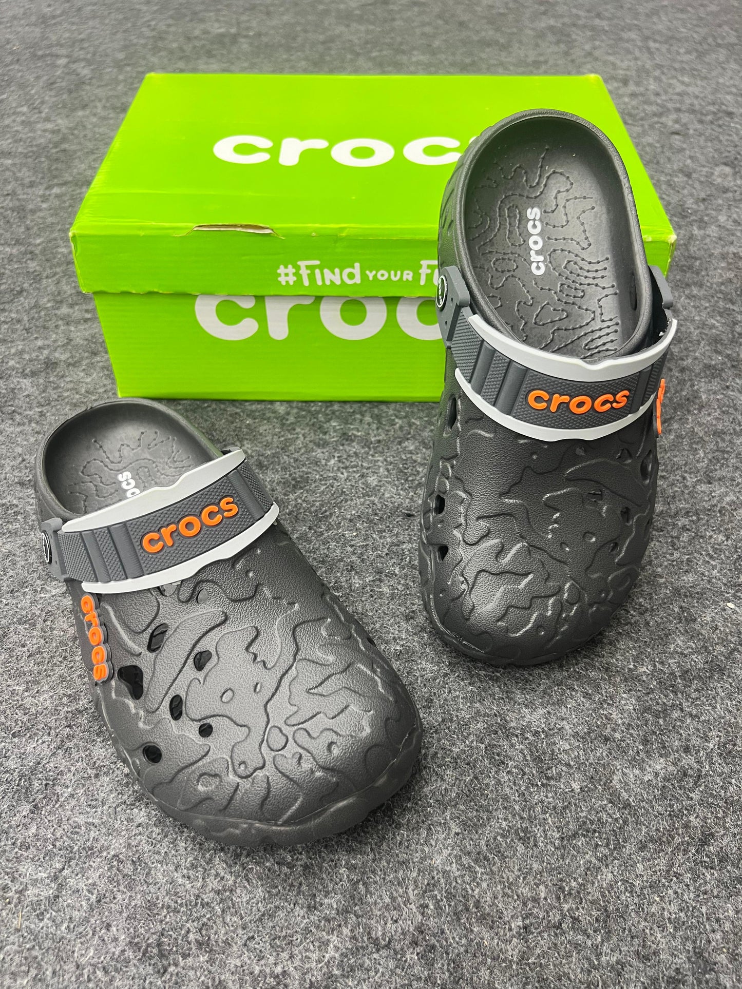 BLACK TEXTURED CROCS