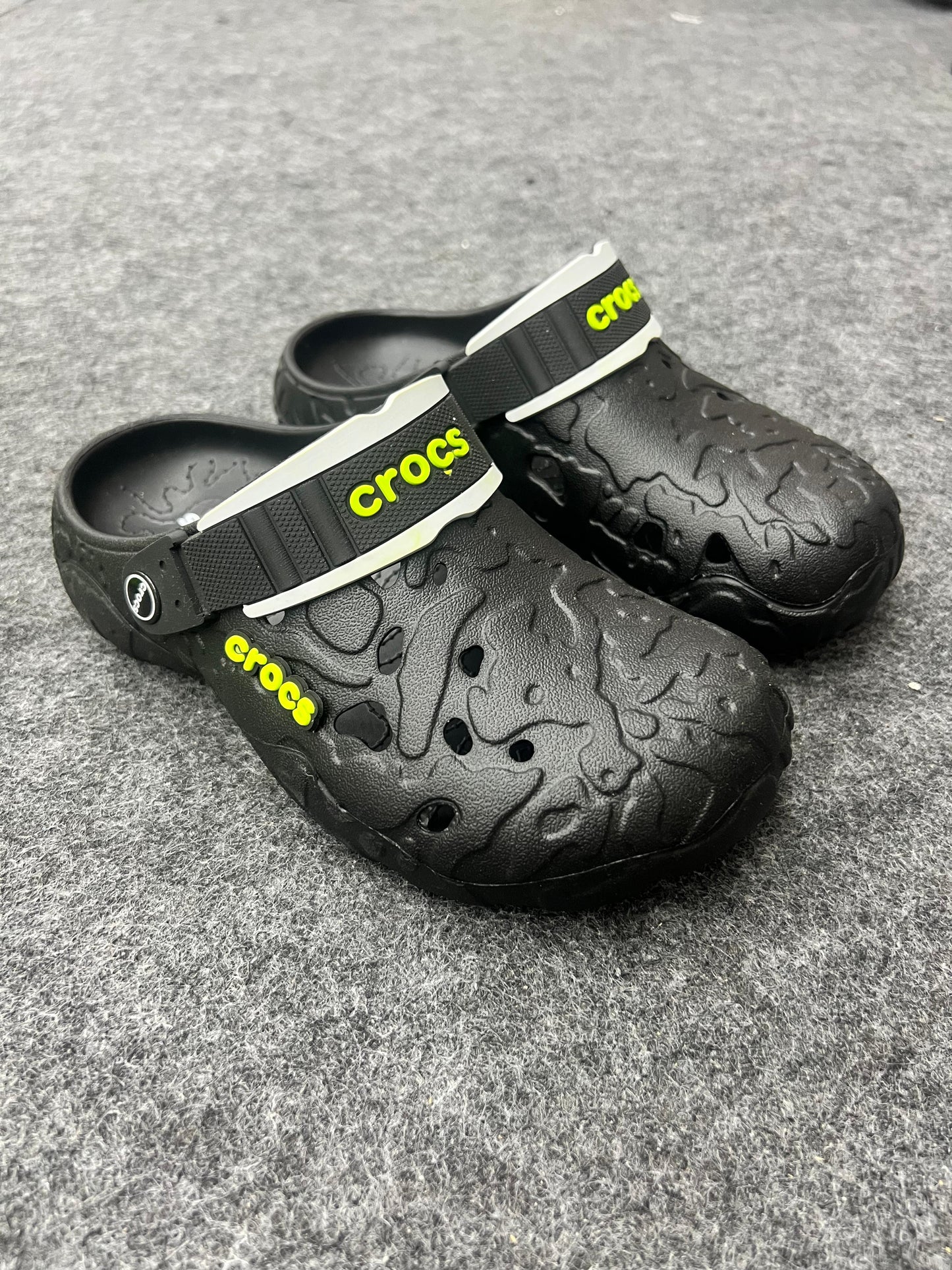 BLACK TEXTURED CROCS CLOGS
