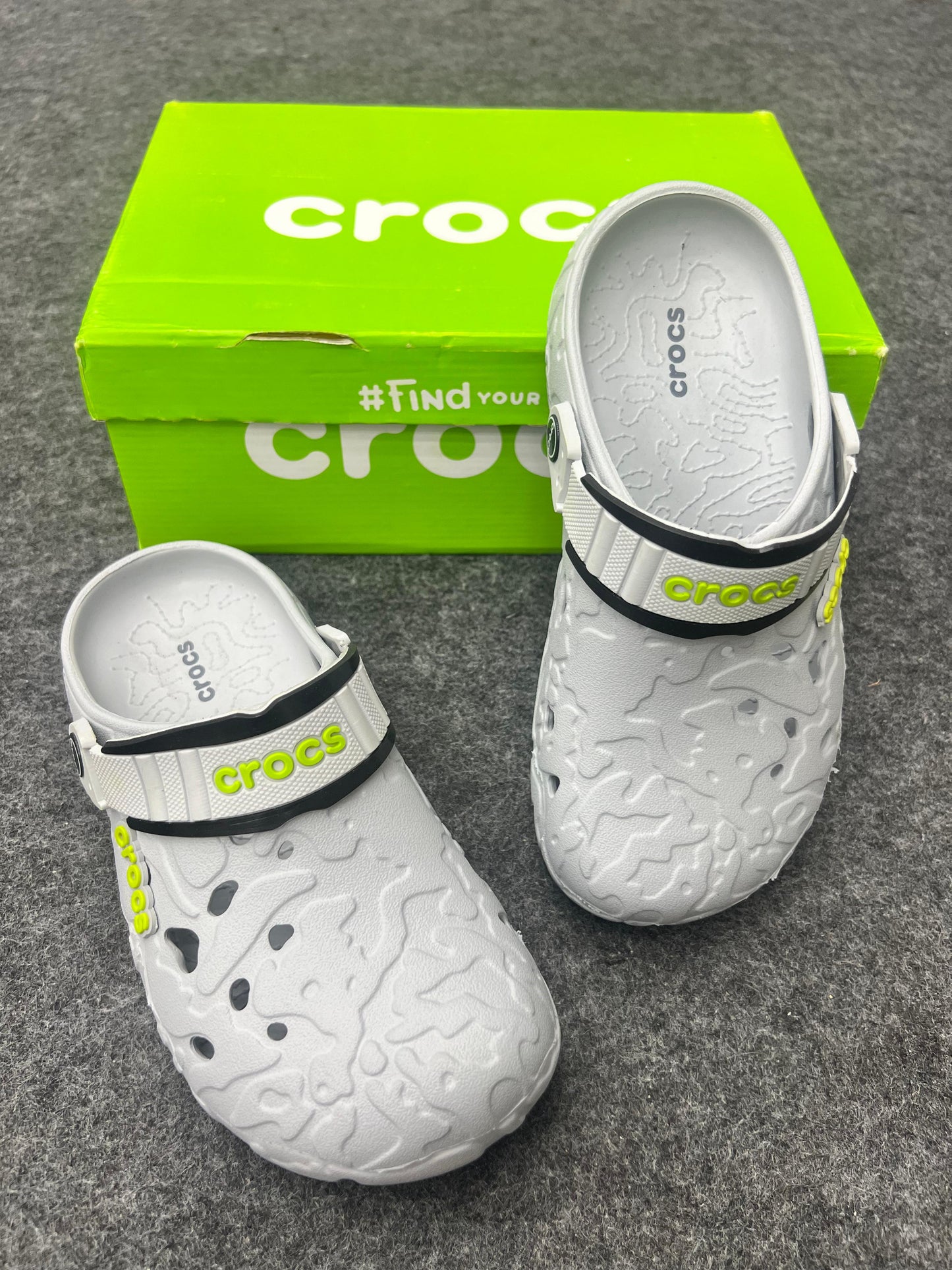 WHITE TEXTURED CROCS CLOGS