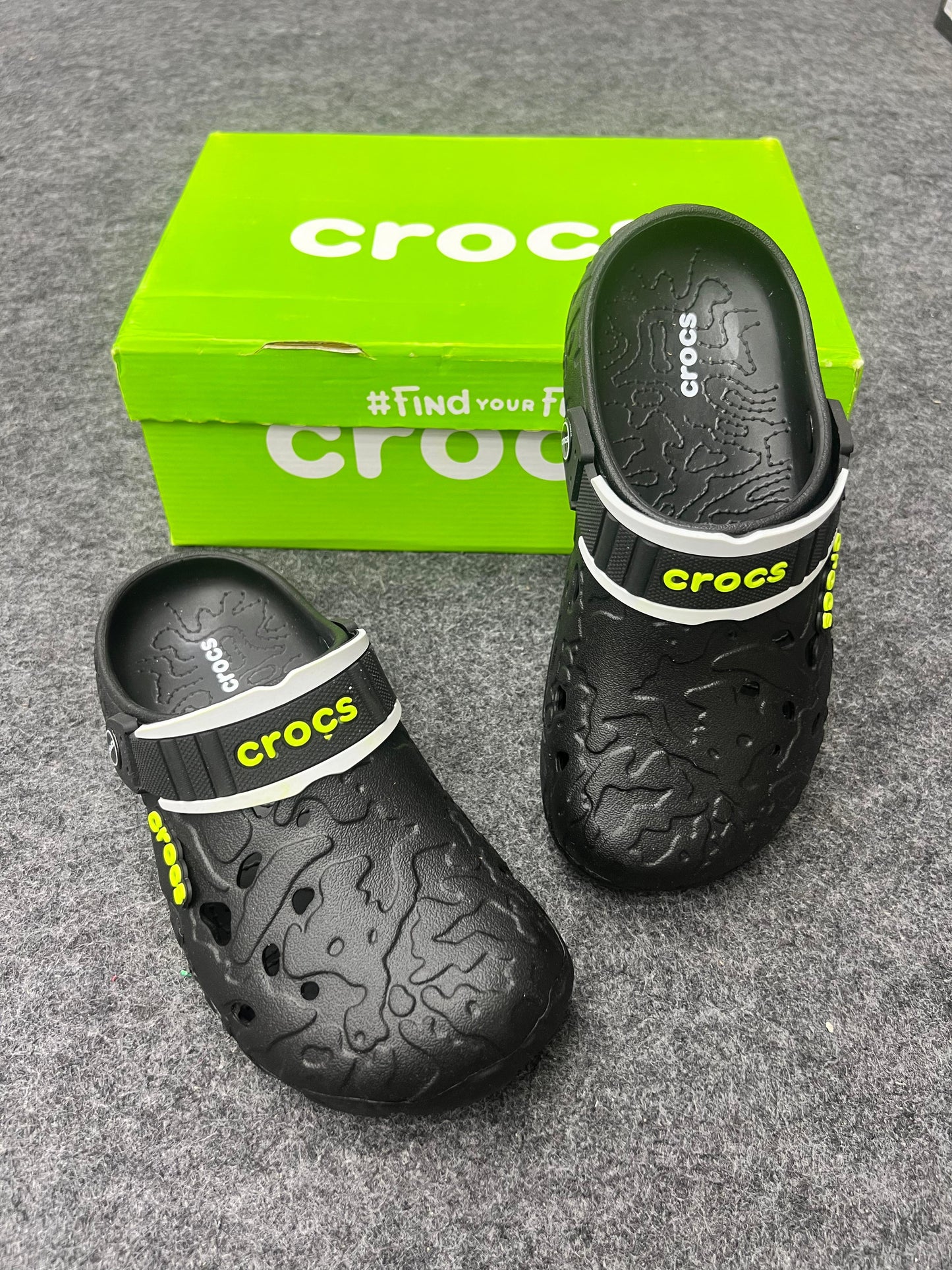 BLACK TEXTURED CROCS CLOGS