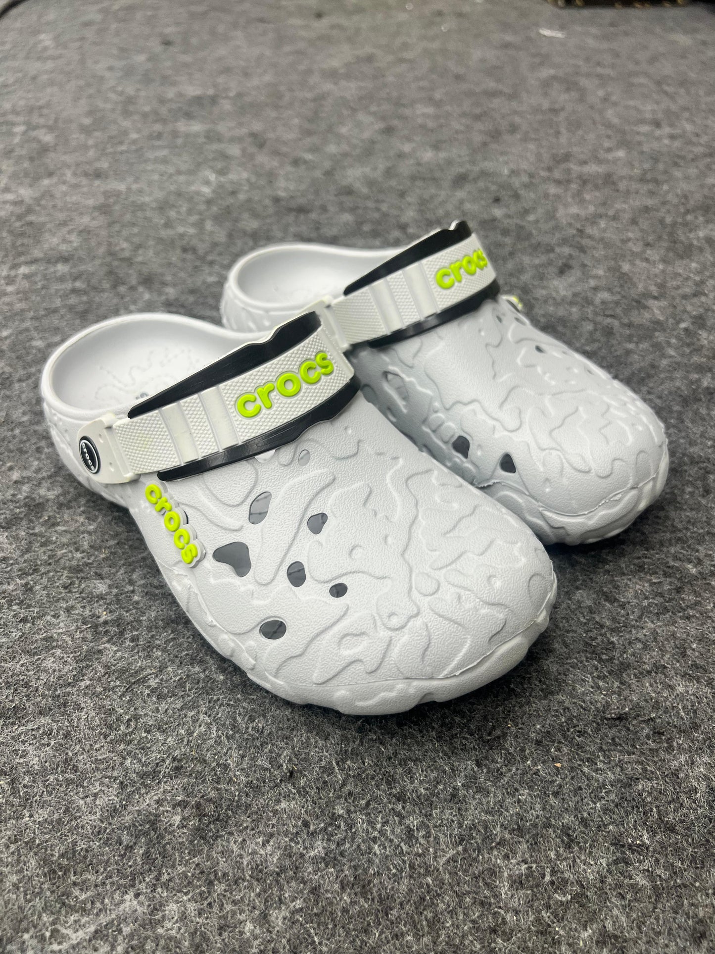 WHITE TEXTURED CROCS CLOGS