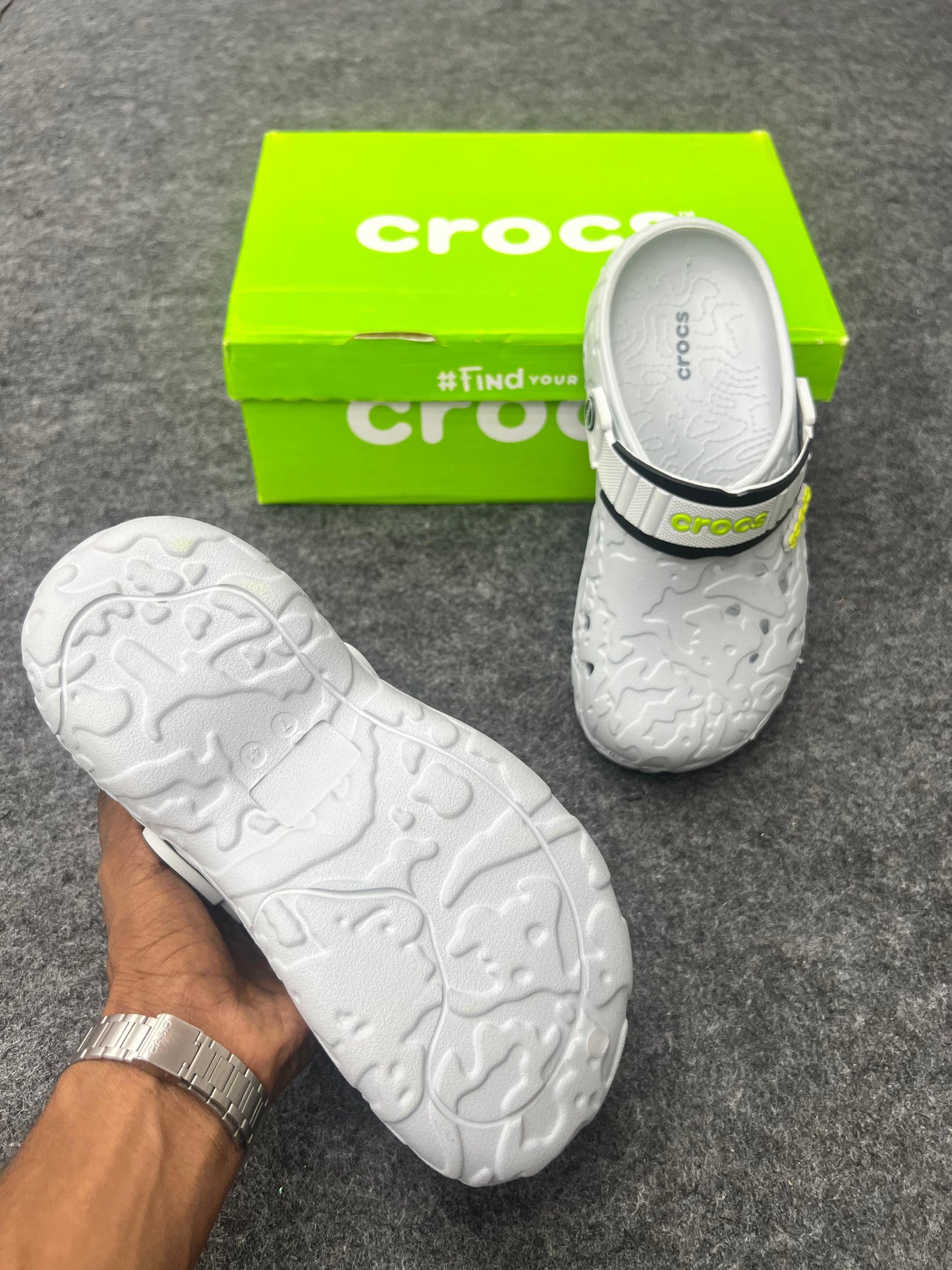 WHITE TEXTURED CROCS CLOGS