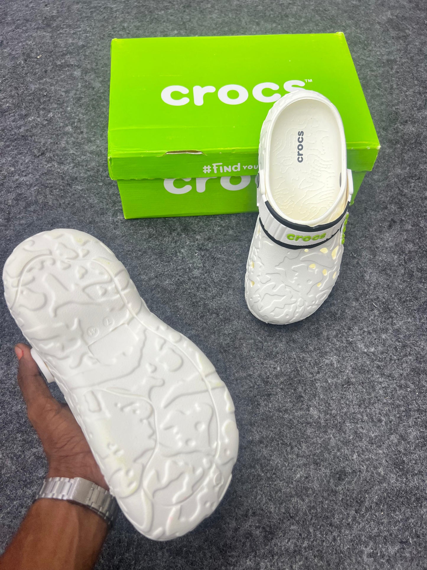 CREAM TEXTURED CROCS CLOGS