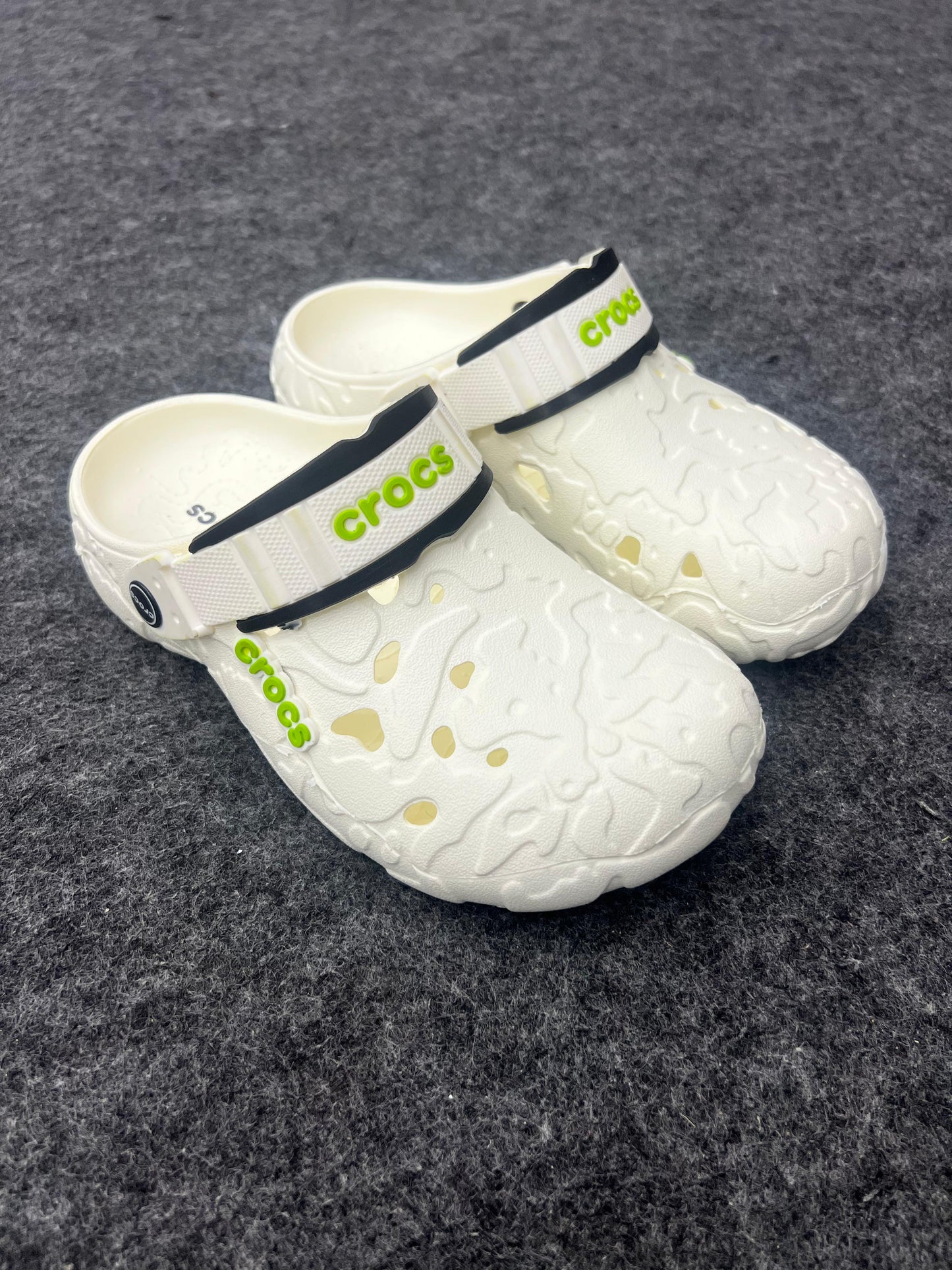 CREAM TEXTURED CROCS CLOGS