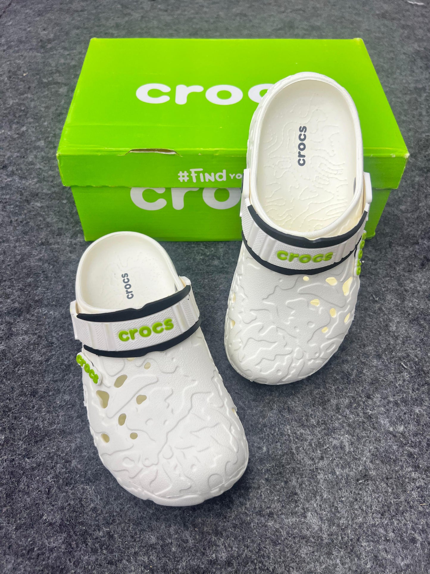 CREAM TEXTURED CROCS CLOGS
