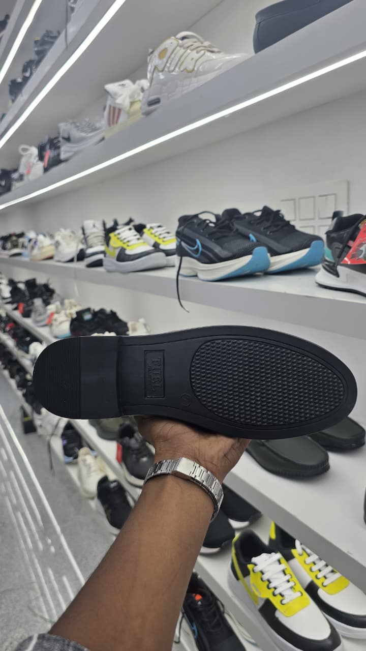 BLACK CHELSEA BOOTS
