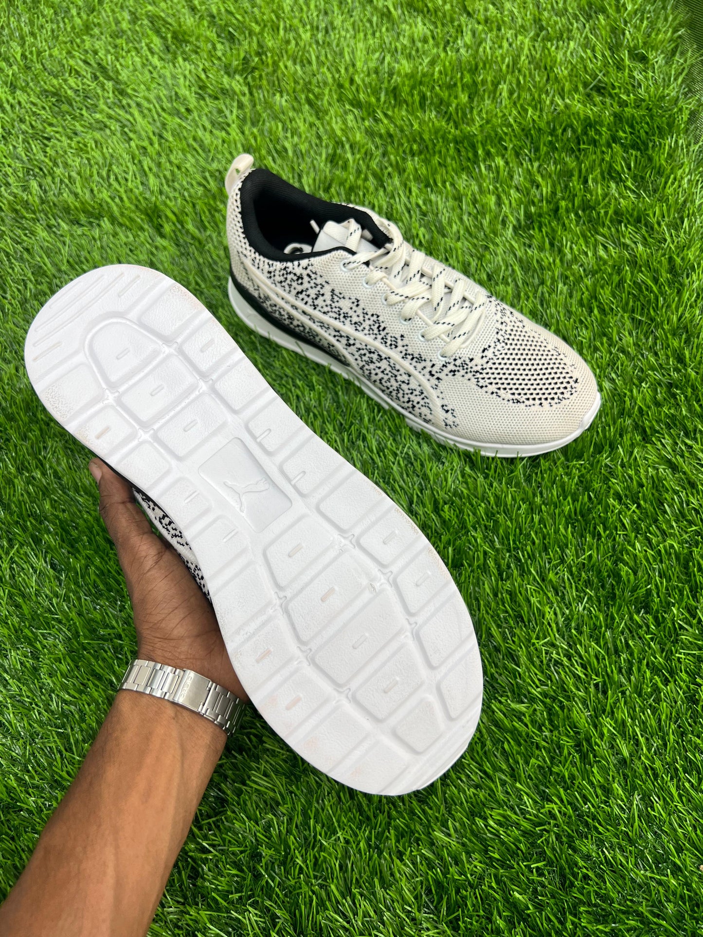 SLEEK MODERN ATHLETIC SNEKER