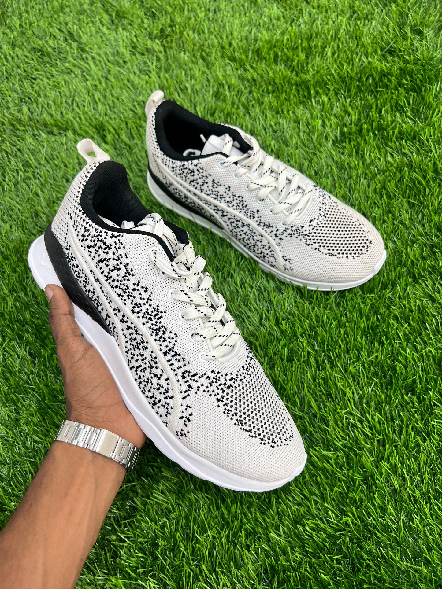 SLEEK MODERN ATHLETIC SNEKER