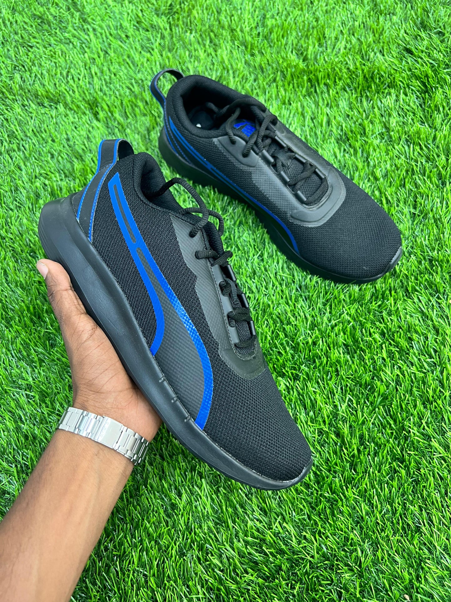 SLEEK BLACK ATHLETIC SNEKERS