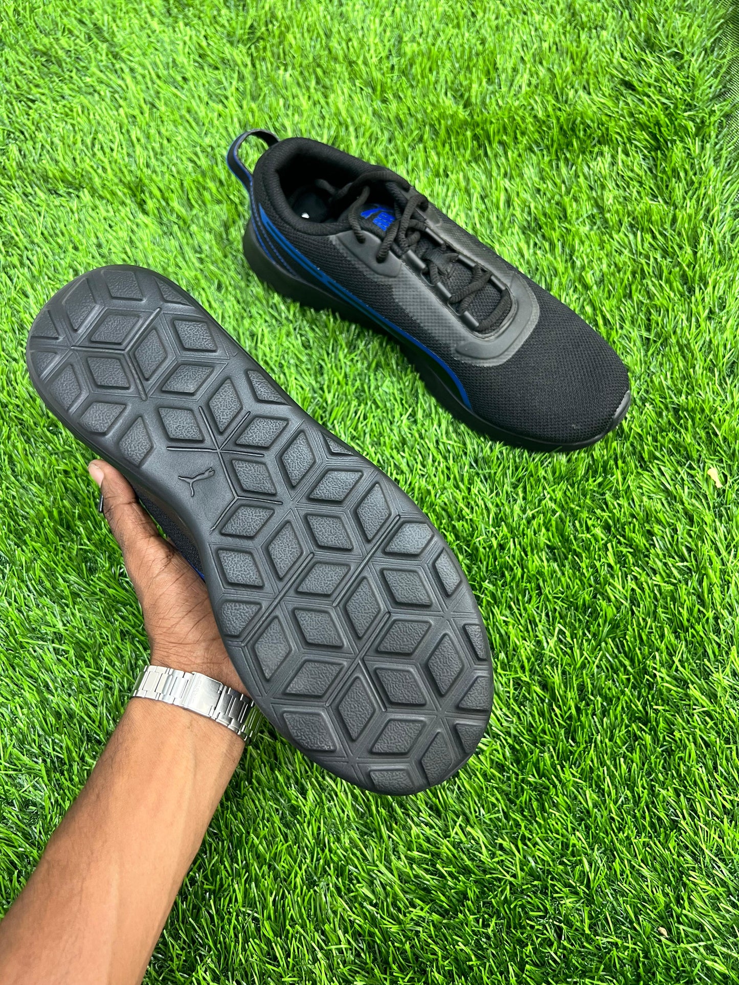SLEEK BLACK ATHLETIC SNEKERS