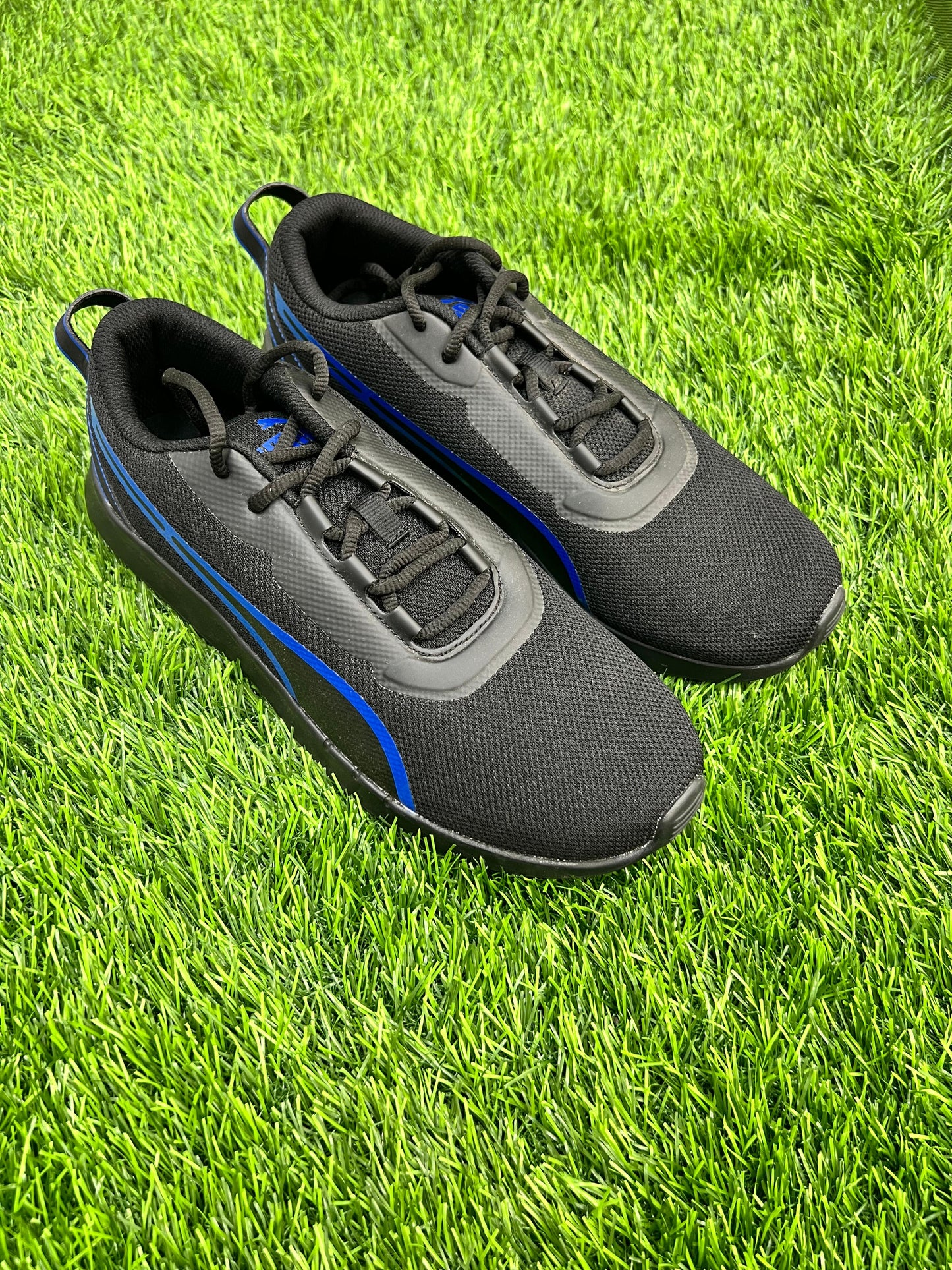 SLEEK BLACK ATHLETIC SNEKERS