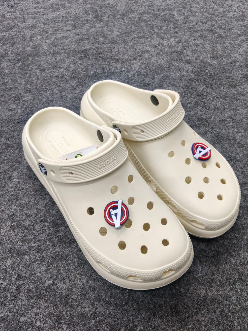 CREAM CLASSIC CROCS
