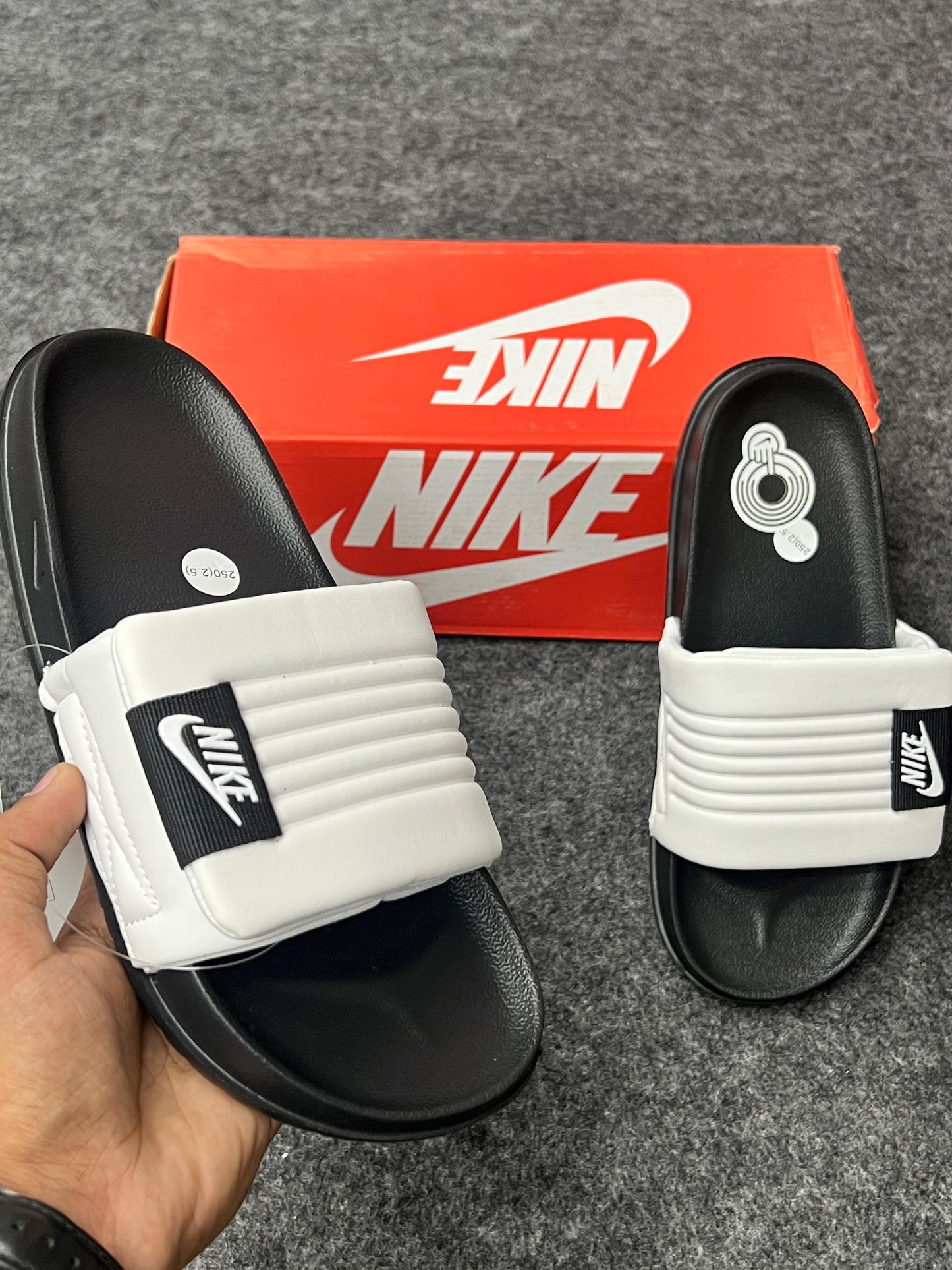 Nike Comfort Slides – White/Black