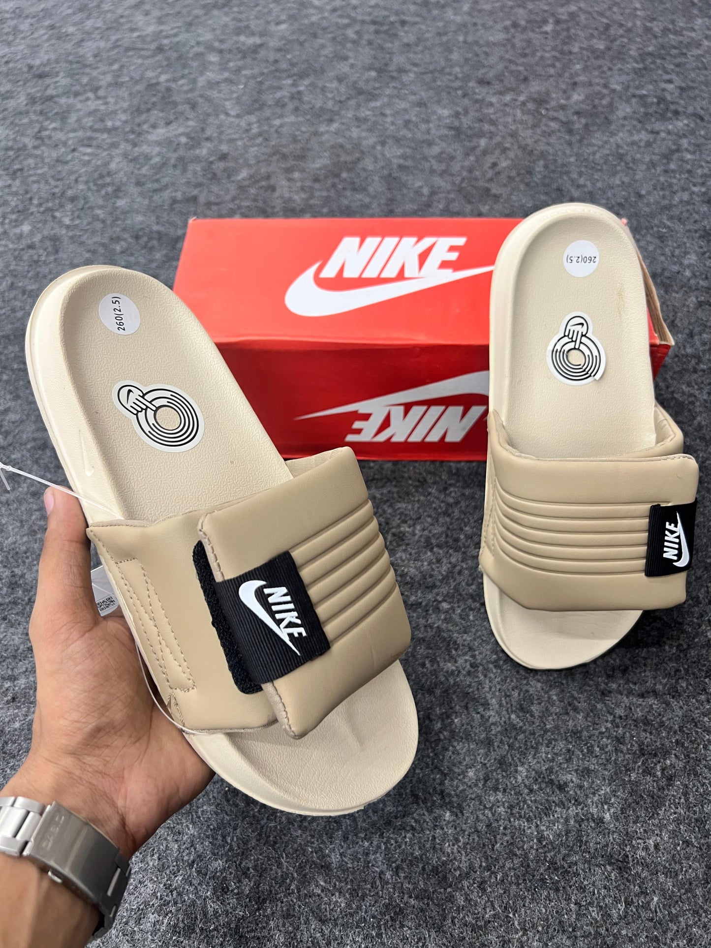 Nike Comfort Slides – Beige/Black