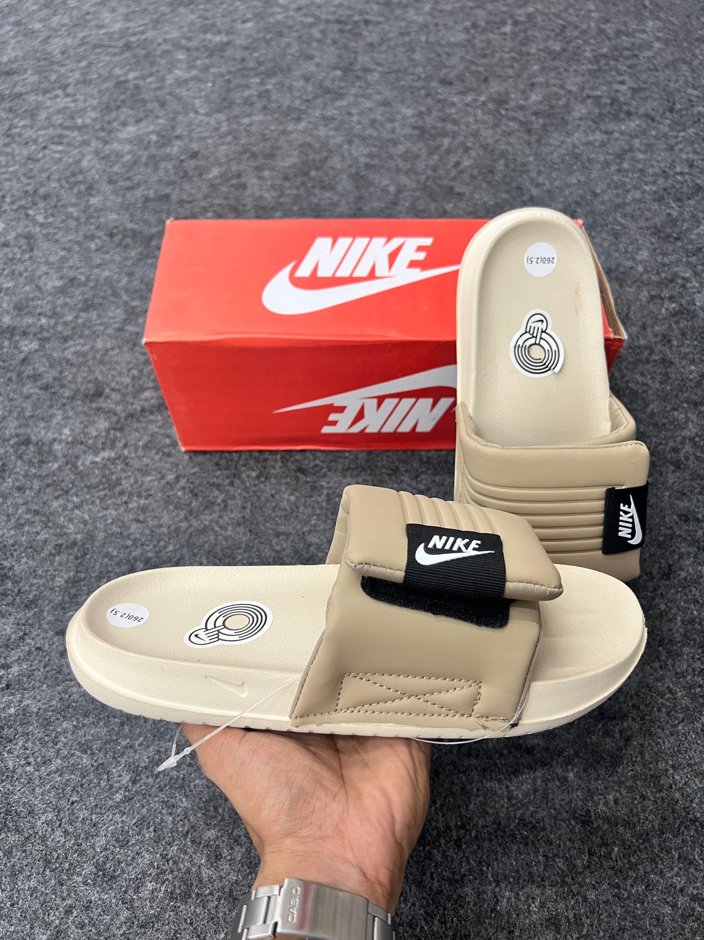 Nike Comfort Slides – Beige/Black