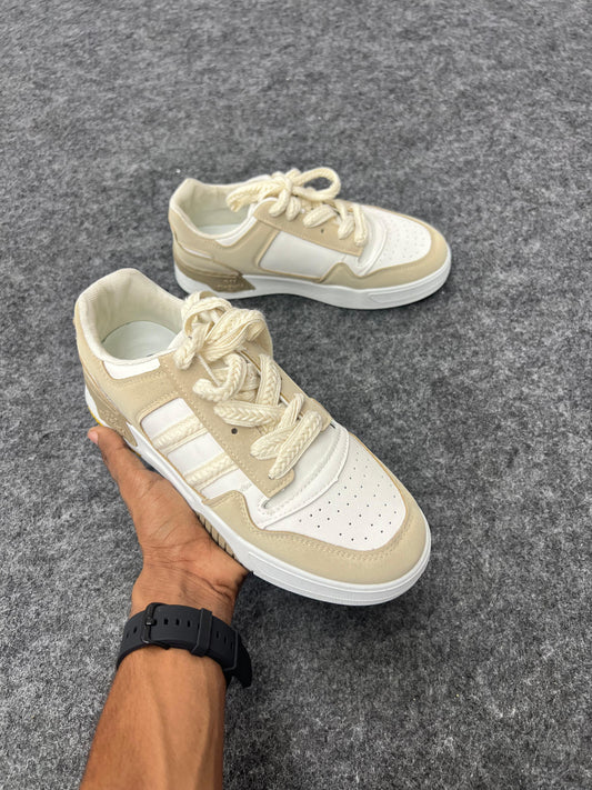 WHITE AND BEGIE SNEKERS