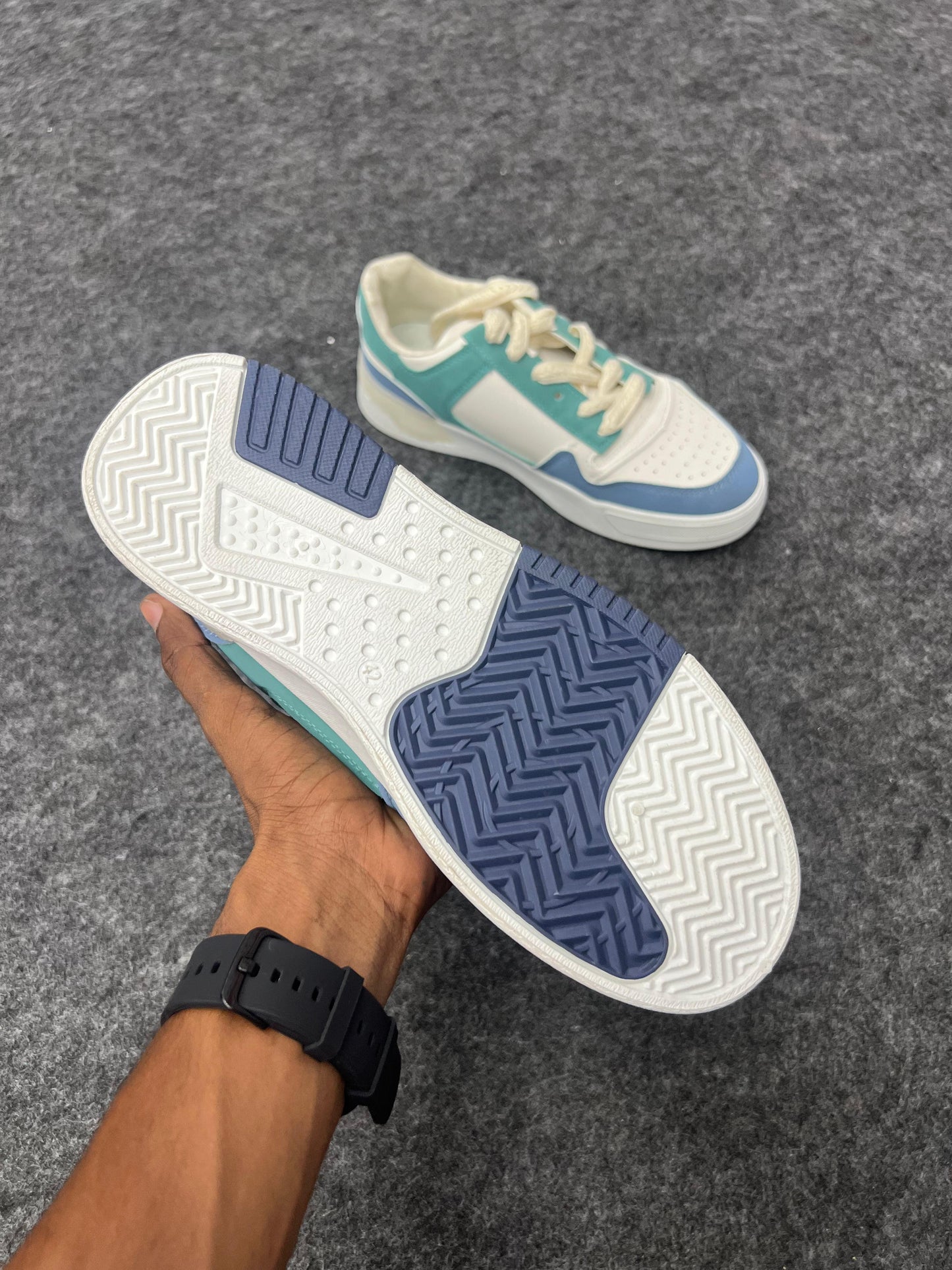 PASTEL GREEN AND WHITE SNEKERS