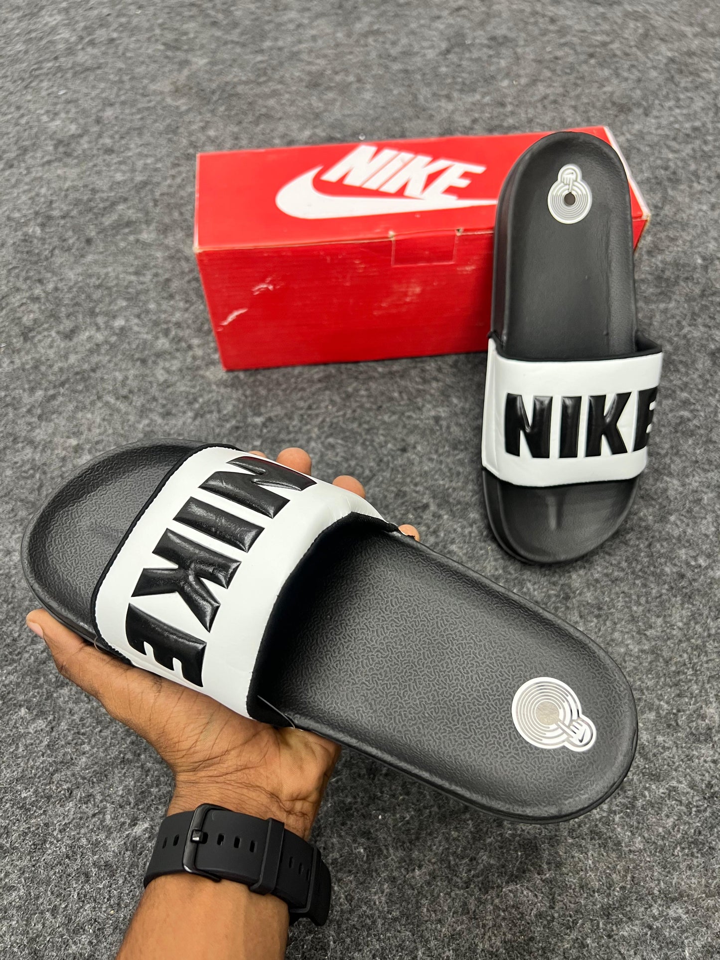 OFFCOURT NIKE WHITE & BLACK SLIDES