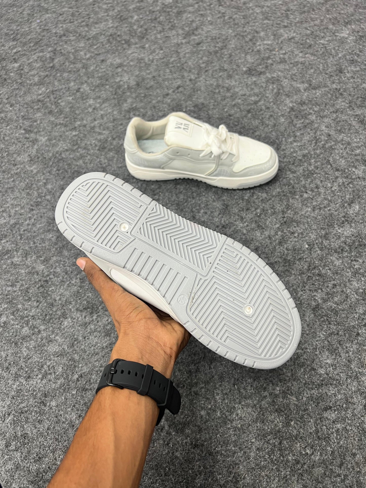 WHITE AND GREY SNEKERS799