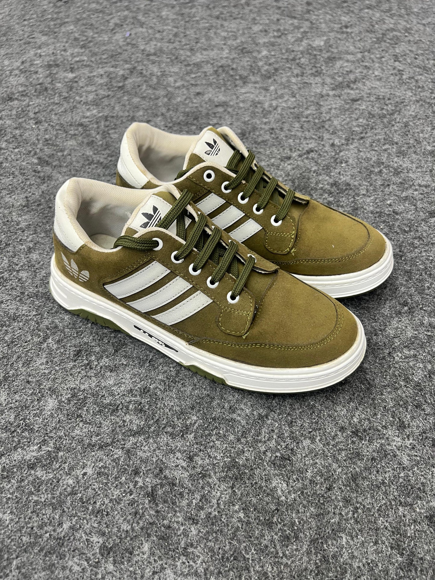 OLIVE GREEN ADIDAS SNEKERS