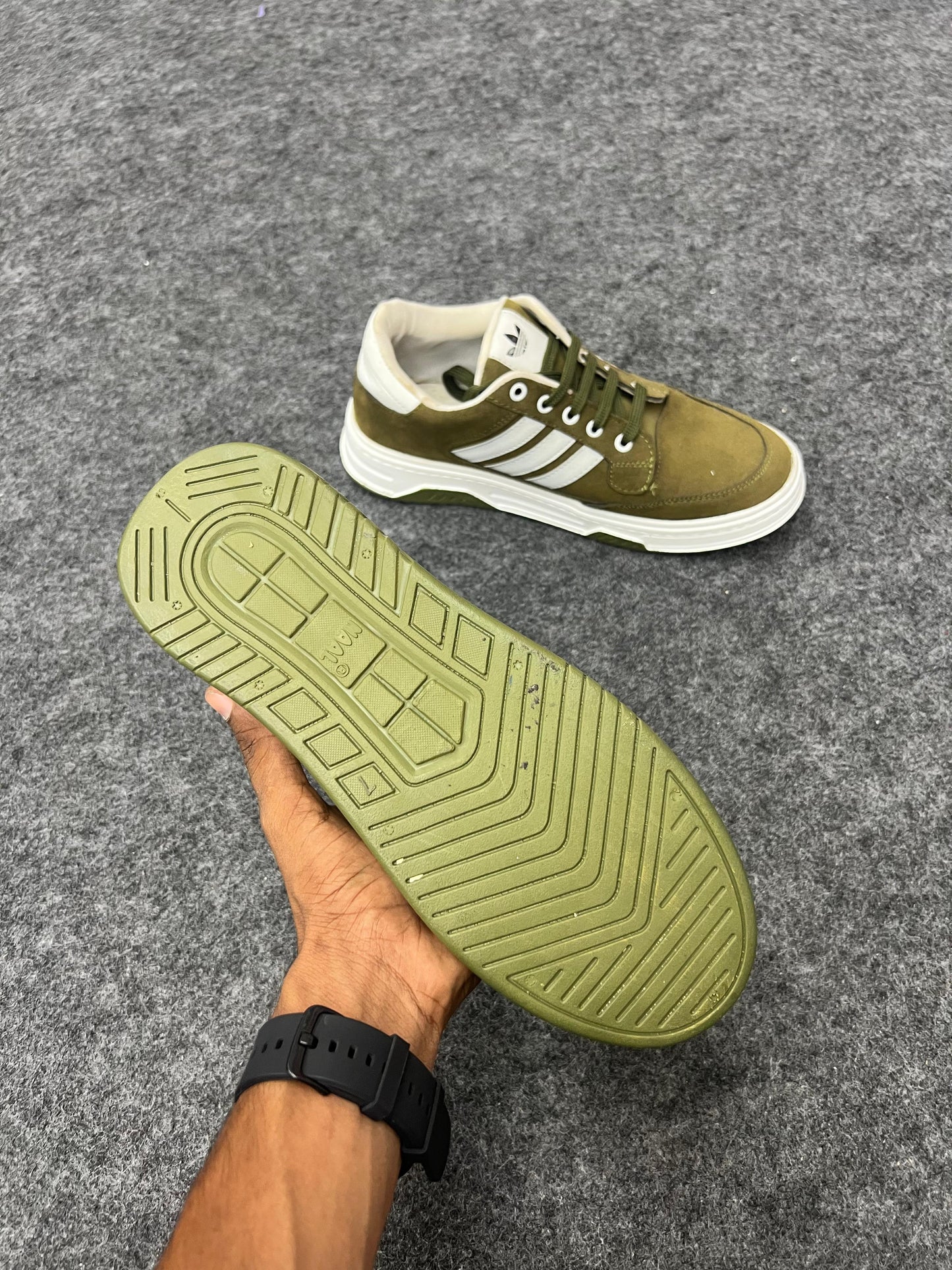 OLIVE GREEN ADIDAS SNEKERS