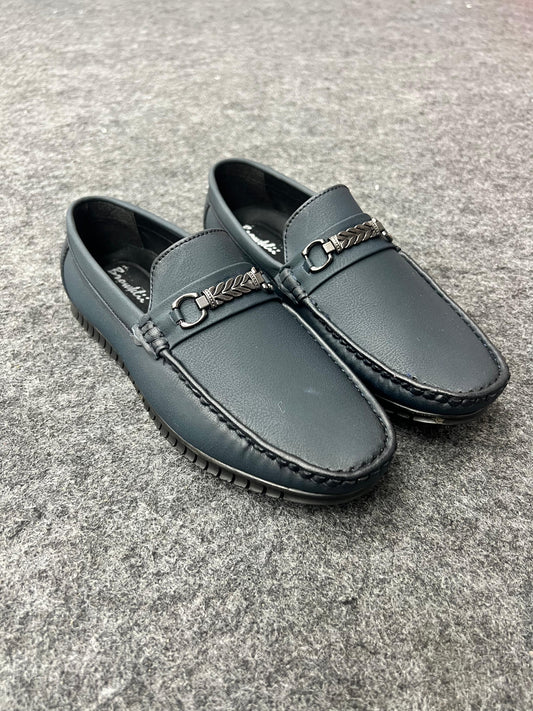 Elegant dark-toned loafers