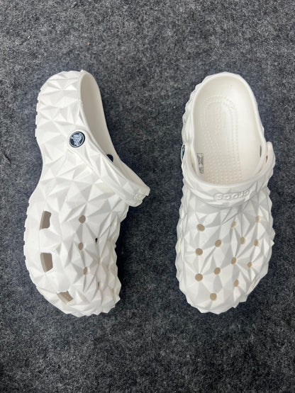 WHITE ECHO CLOG BY GEOMETRIC 3D-TEXTURED CROCS