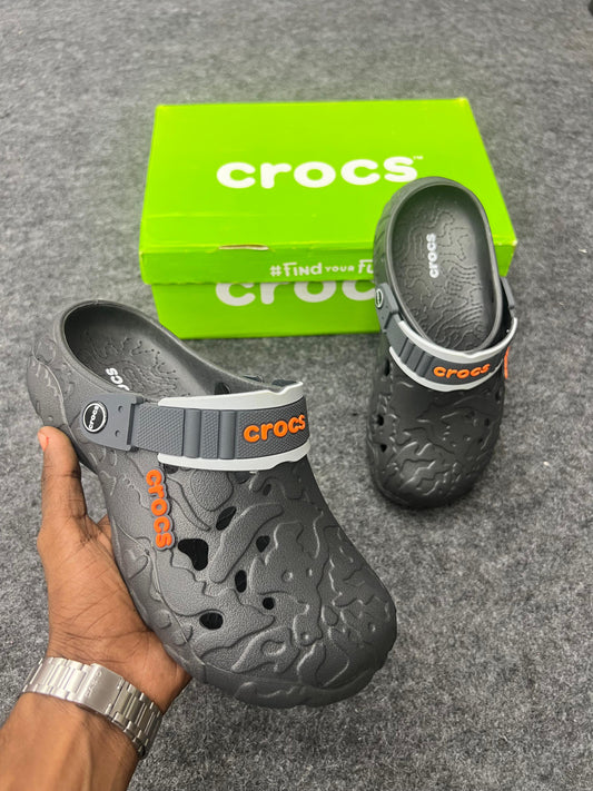 BLACK TEXTURED CROCS