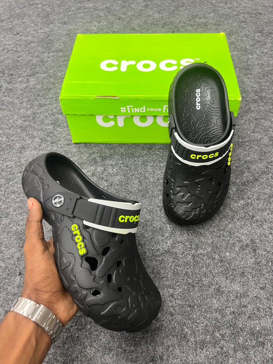 BLACK TEXTURED CROCS CLOGS
