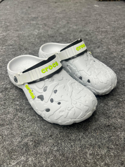 WHITE TEXTURED CROCS CLOGS