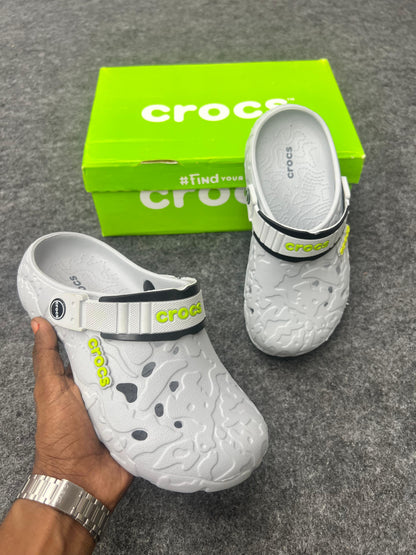 WHITE TEXTURED CROCS CLOGS