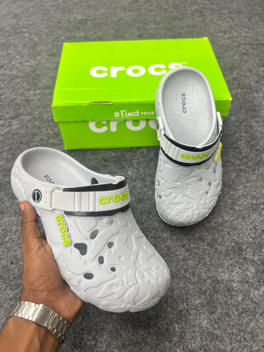 WHITE TEXTURED CROCS CLOGS